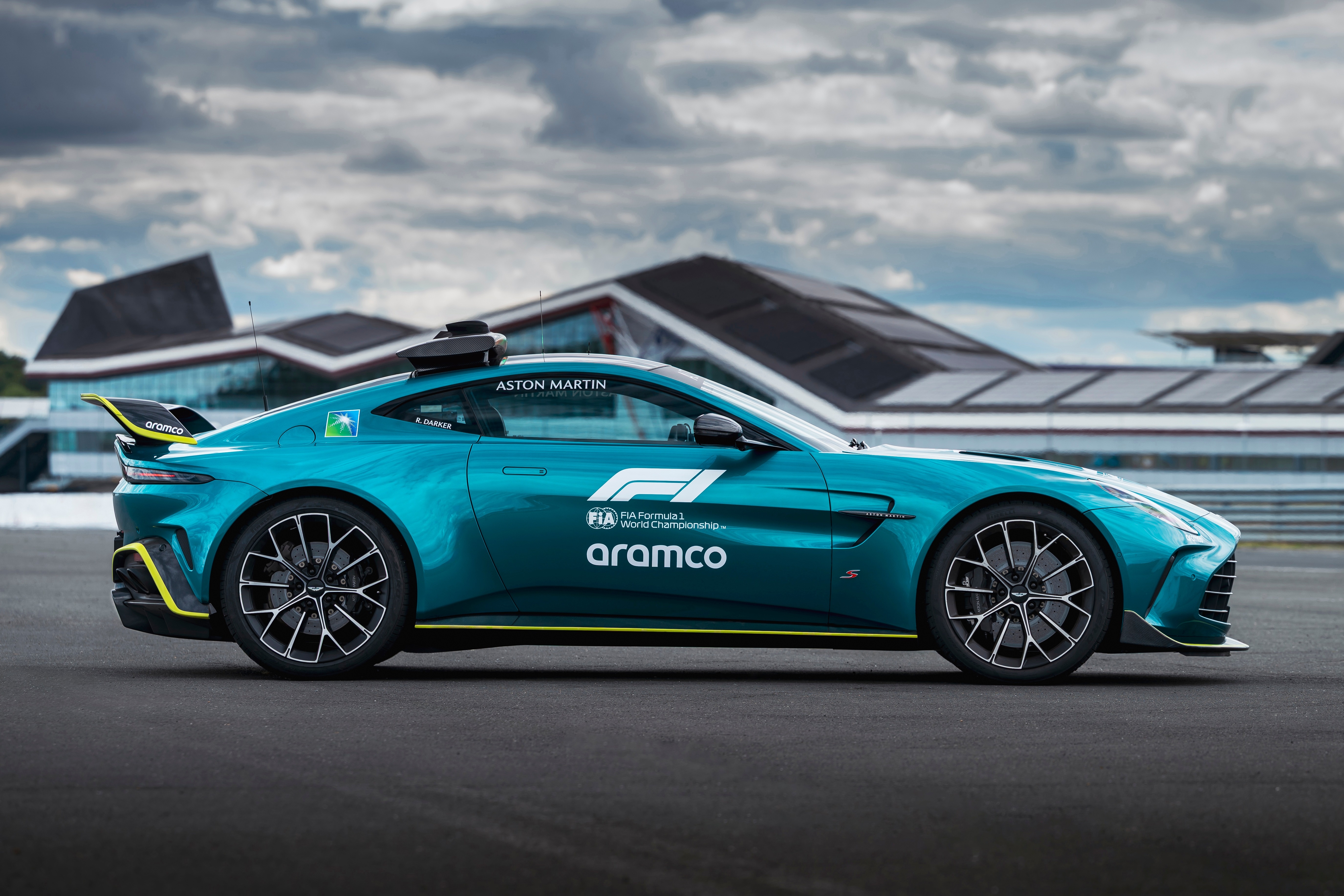 sieu xe,  aston martin,  vantage,  aston martin vantage,  vantage s,  aston martin vantage s,  safety car,  xe an toan,  f1,  medical car,  xe y te,  dbx s,  dbx707 anh 4