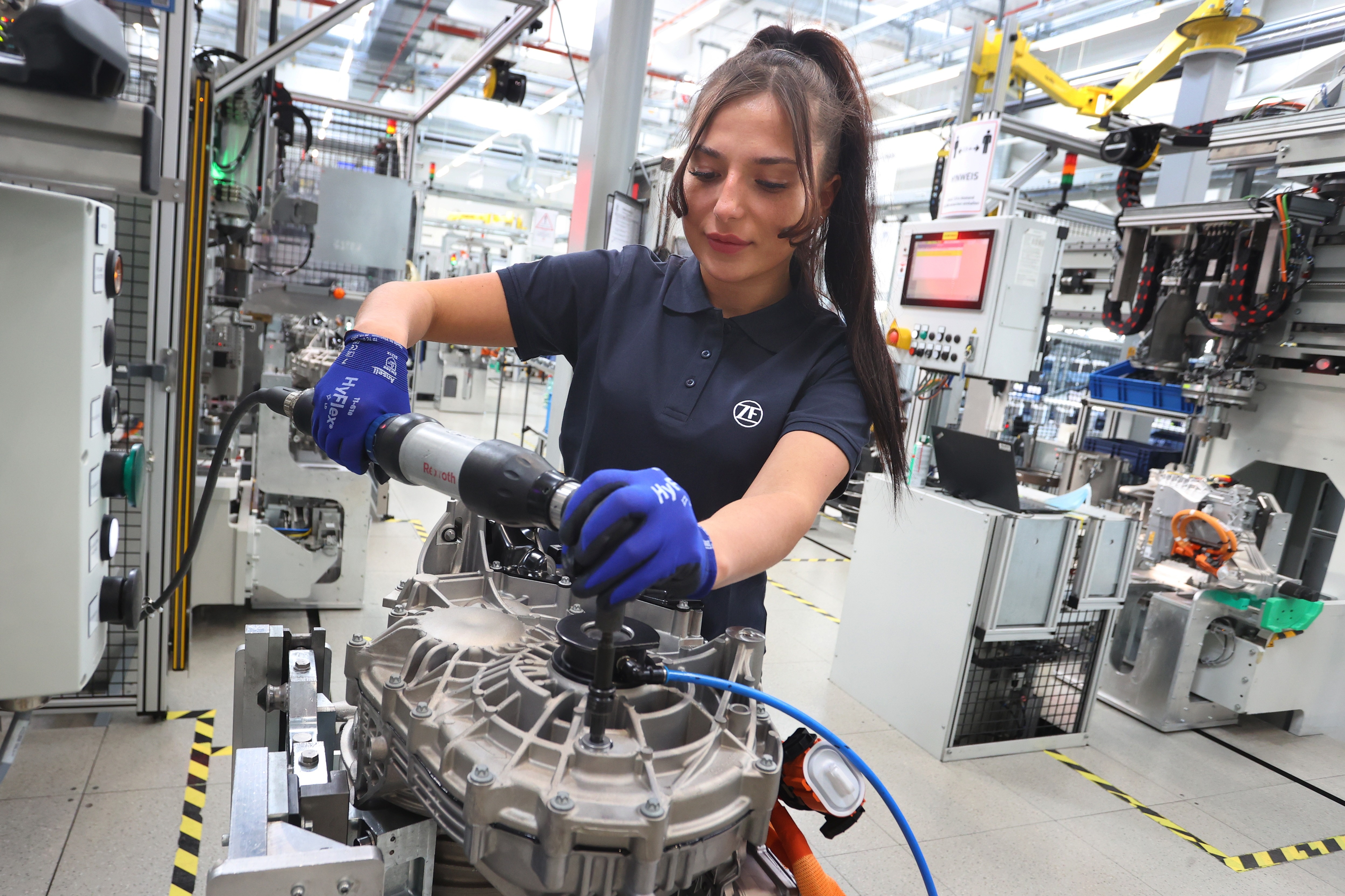 cat giam,  viec lam,  cat giam viec lam,  zf,  ZF Friedrichshafen,  phu kien,  linh kien,  oto,  chau au,  bosch,  thoi viec anh 3