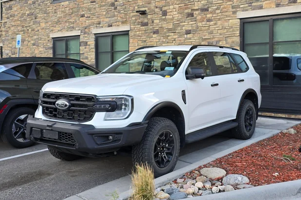 Ford Everest bat ngo xuat hien tai My hinh anh