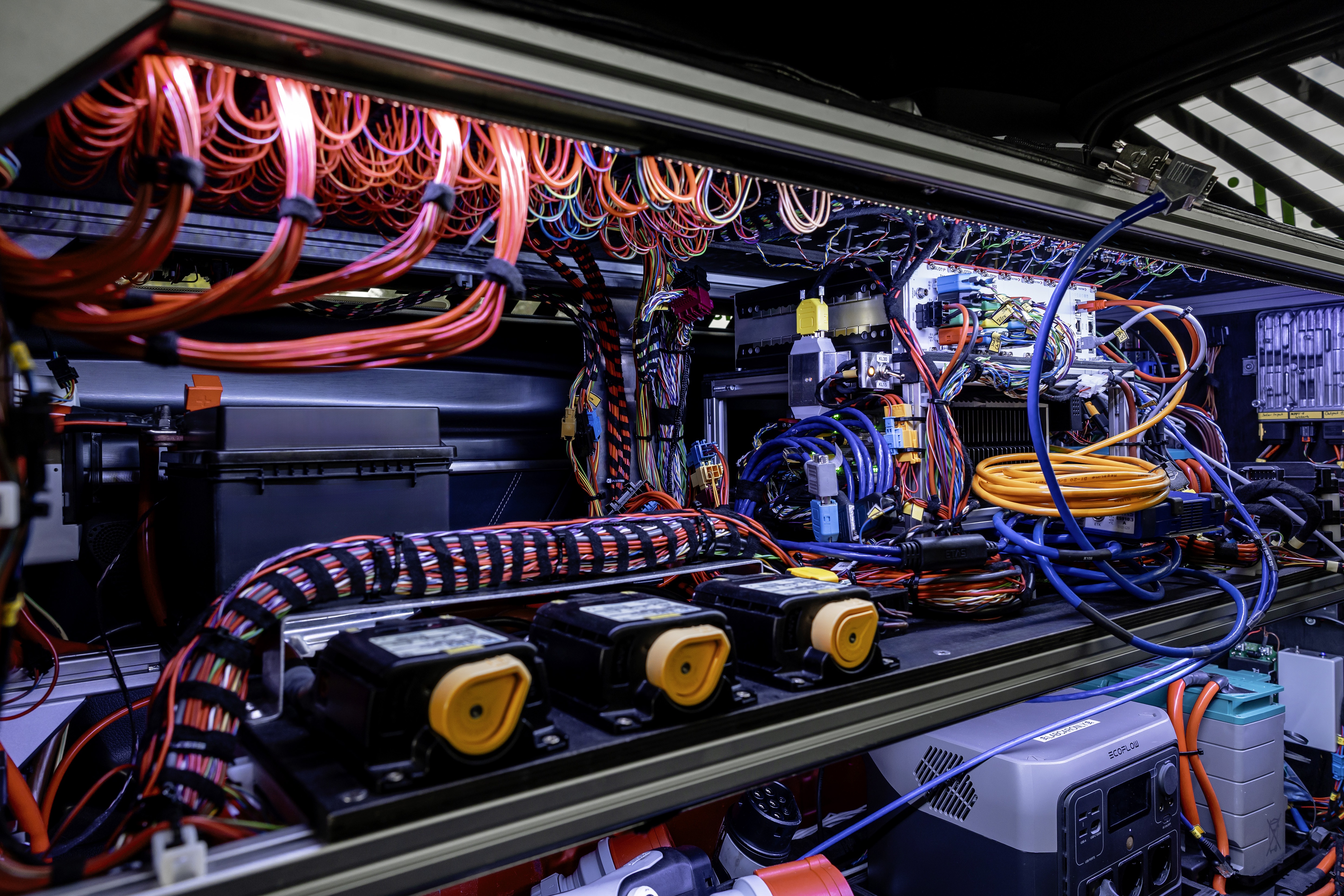 xe dien,  ev,  v-class,  mercedes,  mercedes-benz,  thi nghiem,  sac,  sac nhanh,  sac khong day,  elf,  mercedes-benz elf anh 2