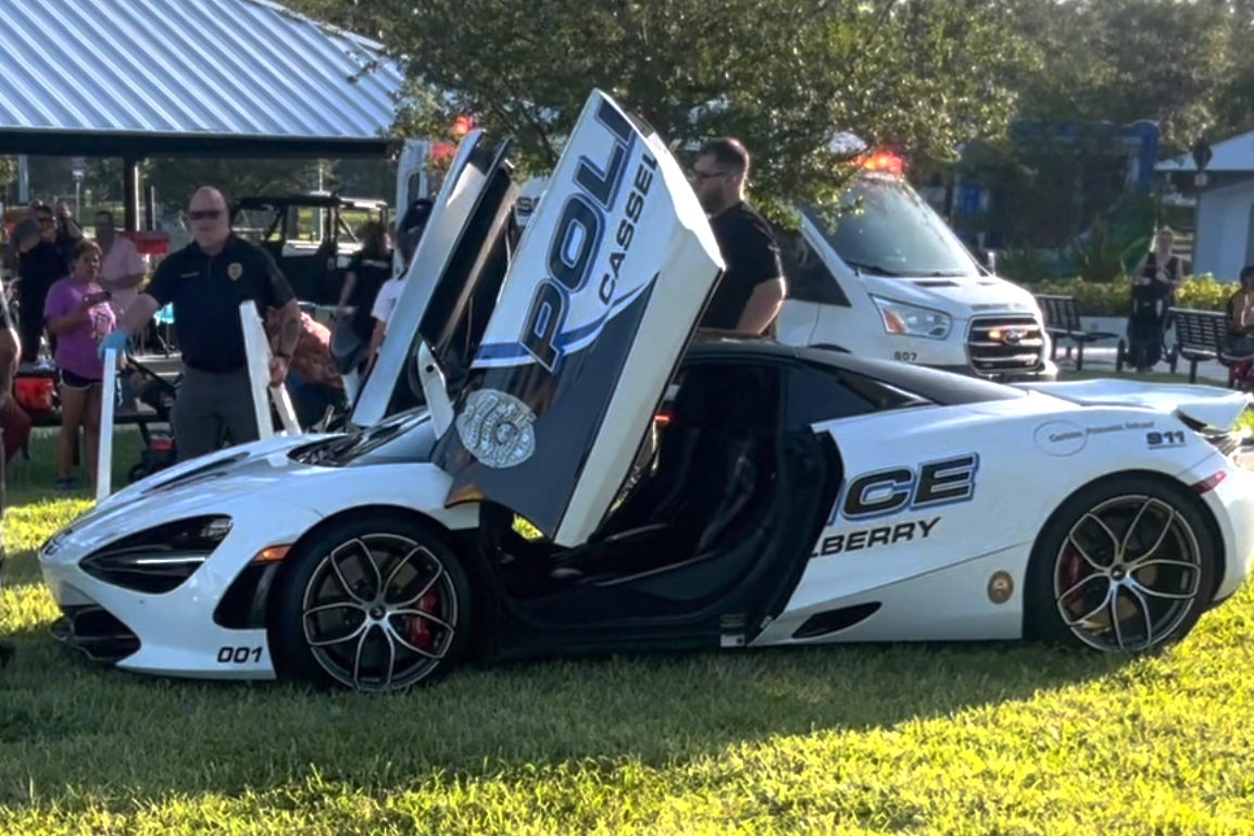 Canh sat My su dung sieu xe McLaren 720S hinh anh