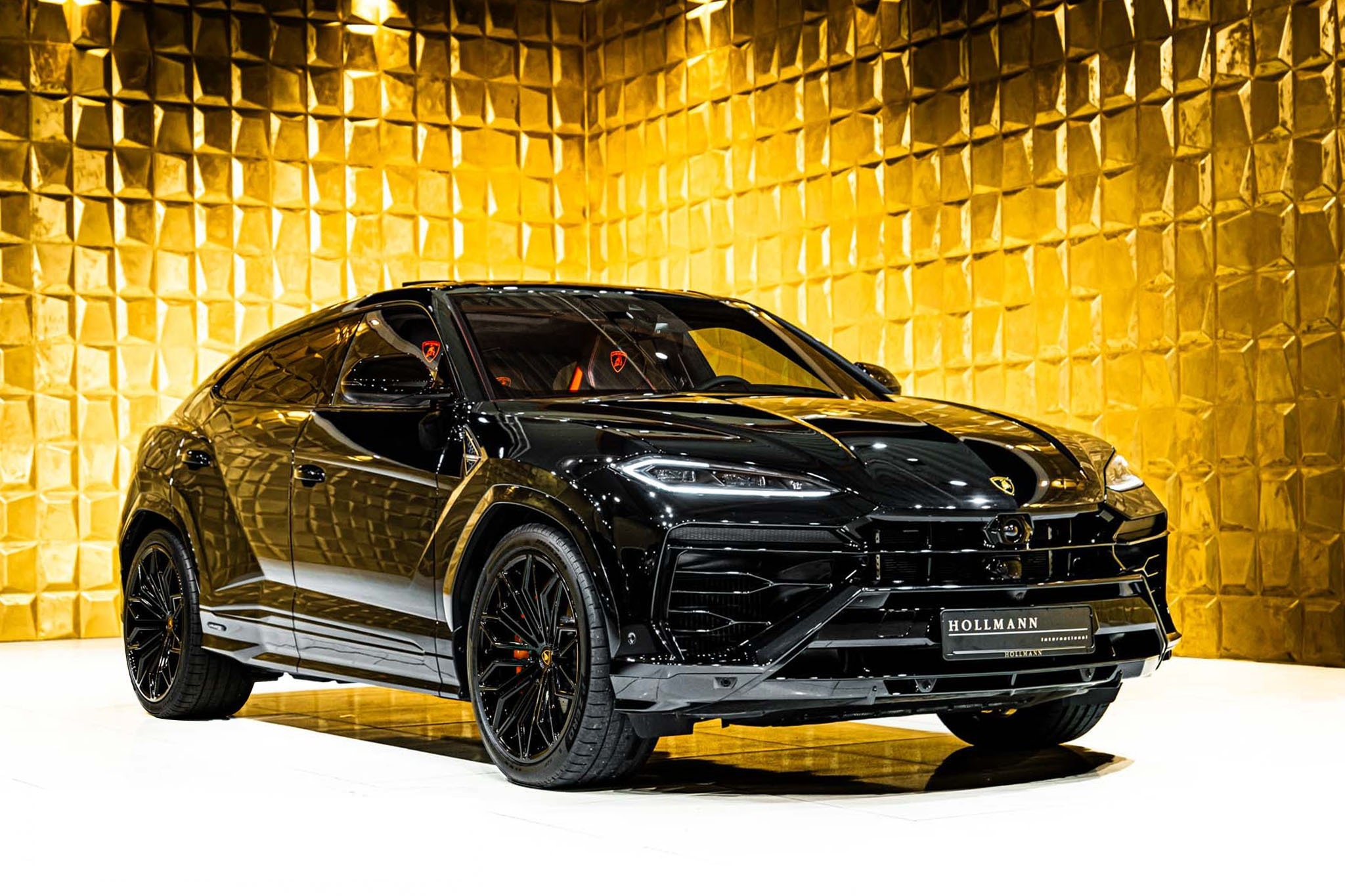 Doanh nhan Minh Nhua mua sieu xe Lamborghini Urus SE? hinh anh