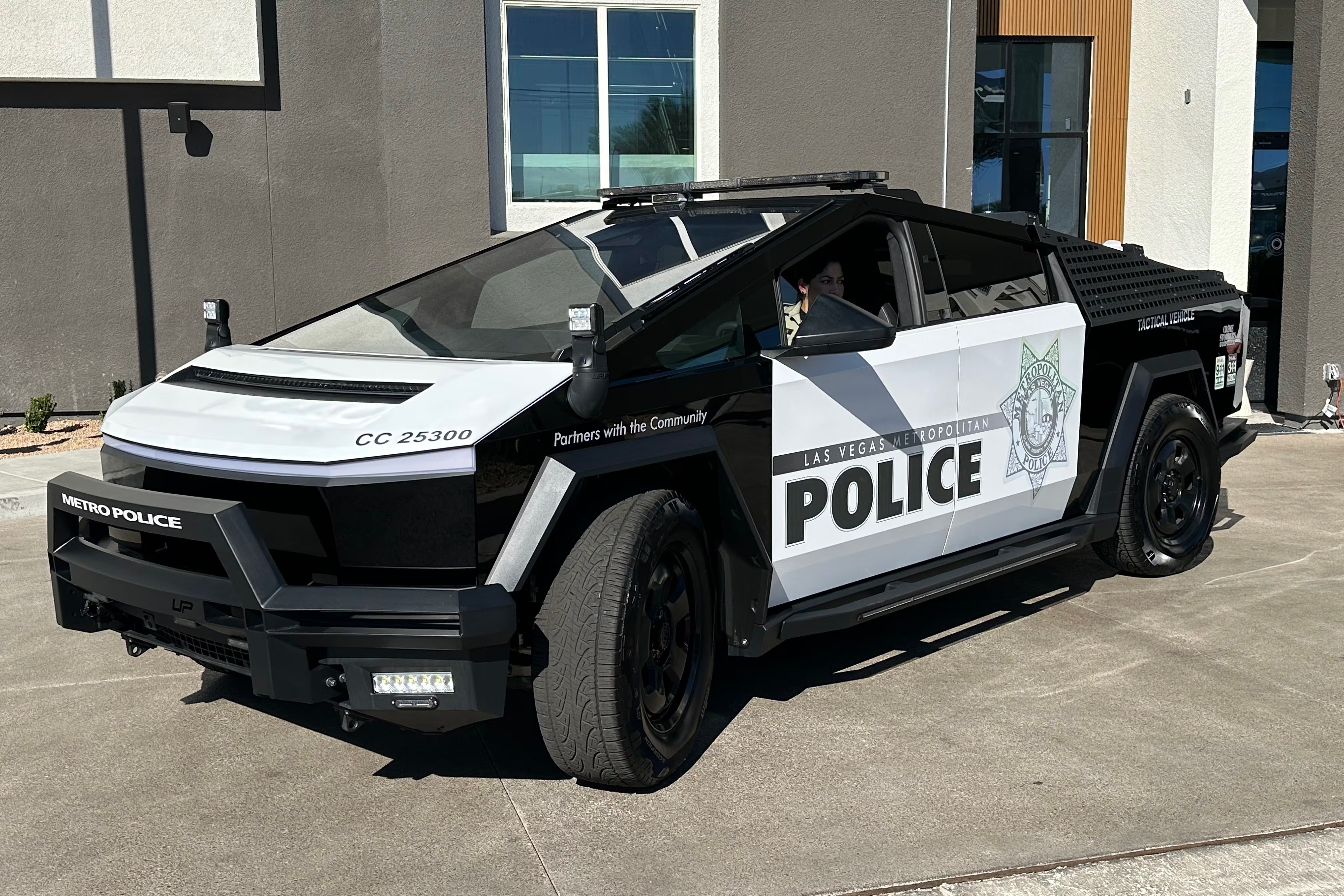 Elon Musk thich thu khi Tesla Cybertruck duoc lam xe canh sat hinh anh