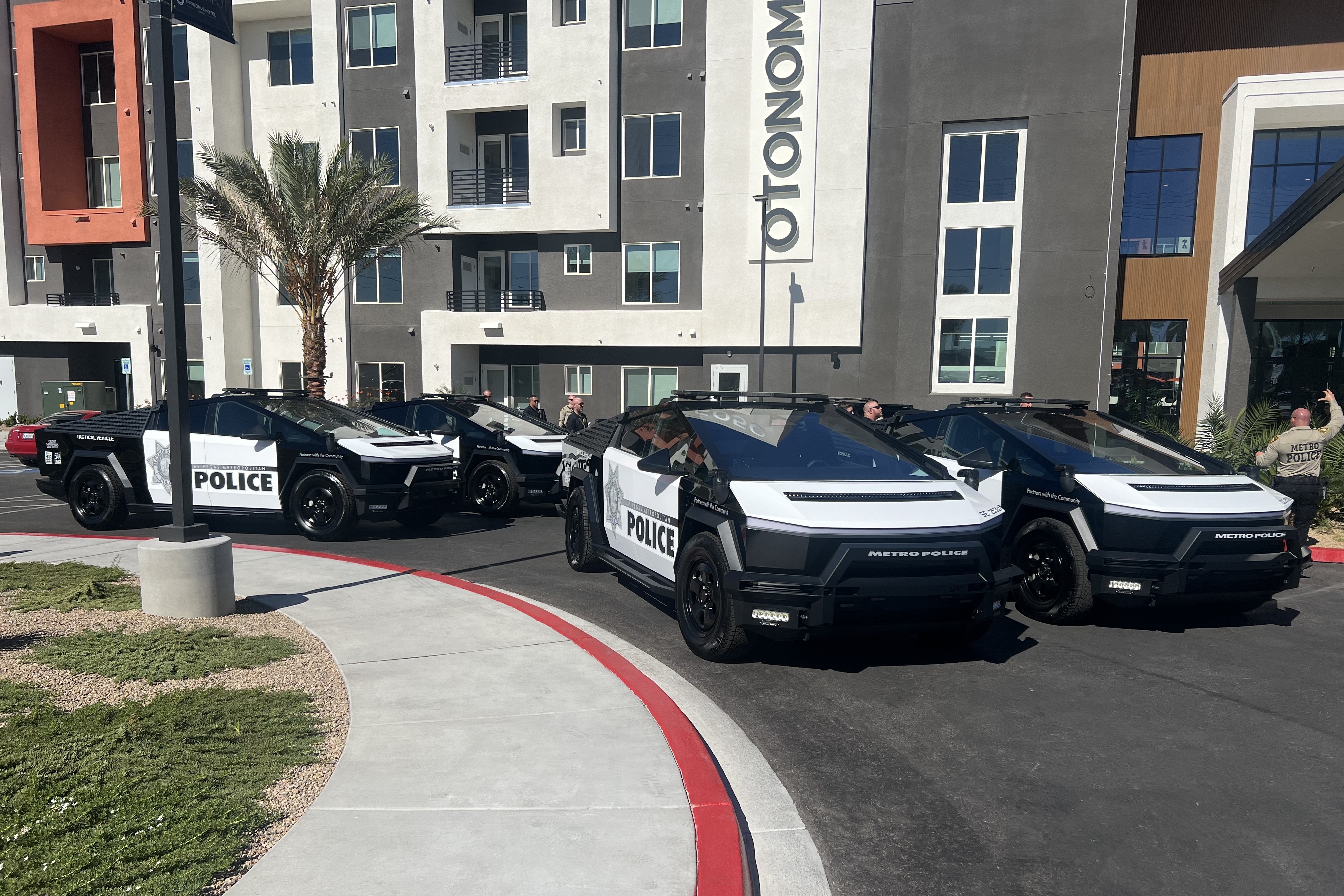 xe dien,  ev,  tesla,  tesla cybertruck,  xe canh sat,  canh sat,  canh sat my,  nevada,  my,  las vegas,  lvmpd anh 12