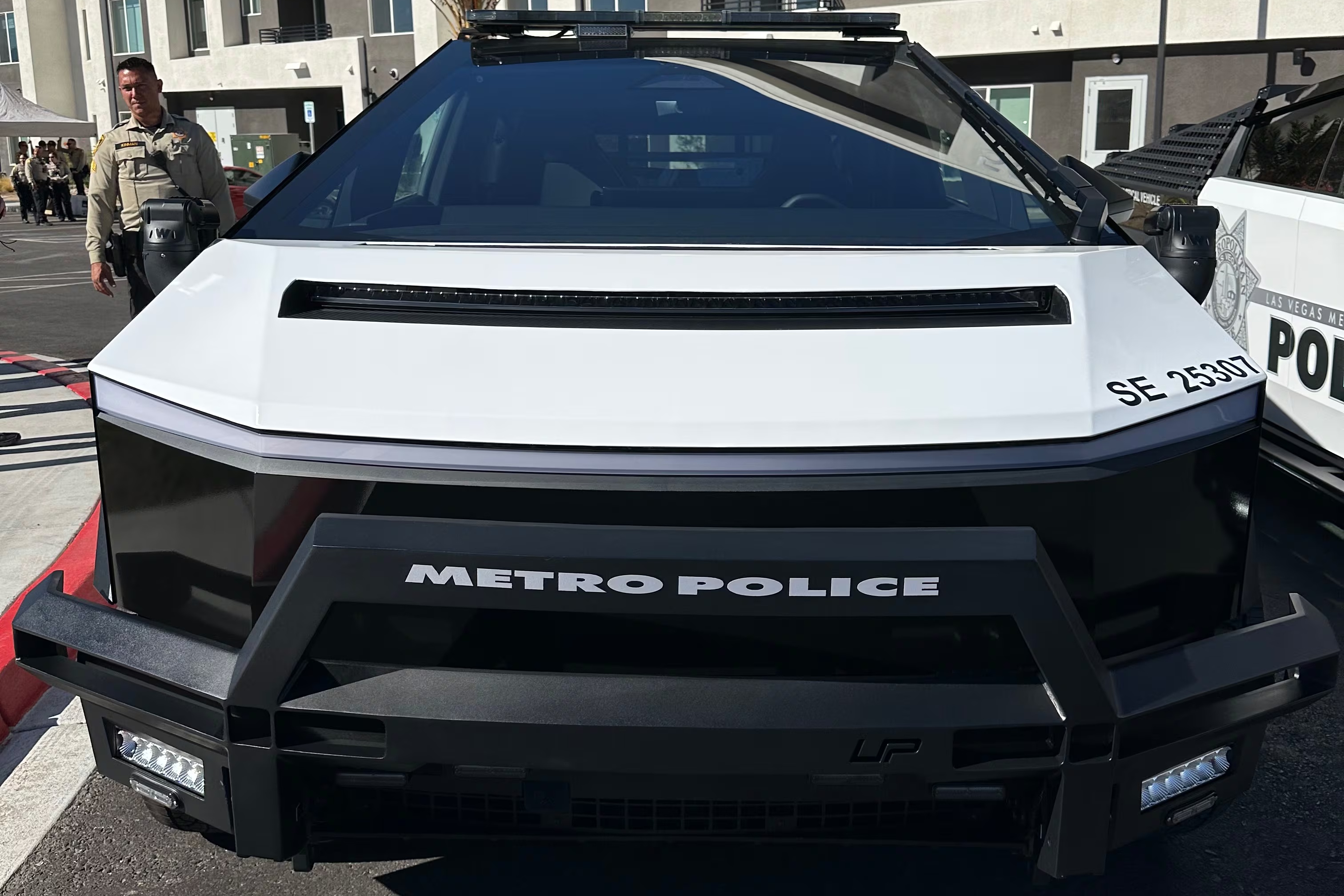 xe dien,  ev,  tesla,  tesla cybertruck,  xe canh sat,  canh sat,  canh sat my,  nevada,  my,  las vegas,  lvmpd anh 6