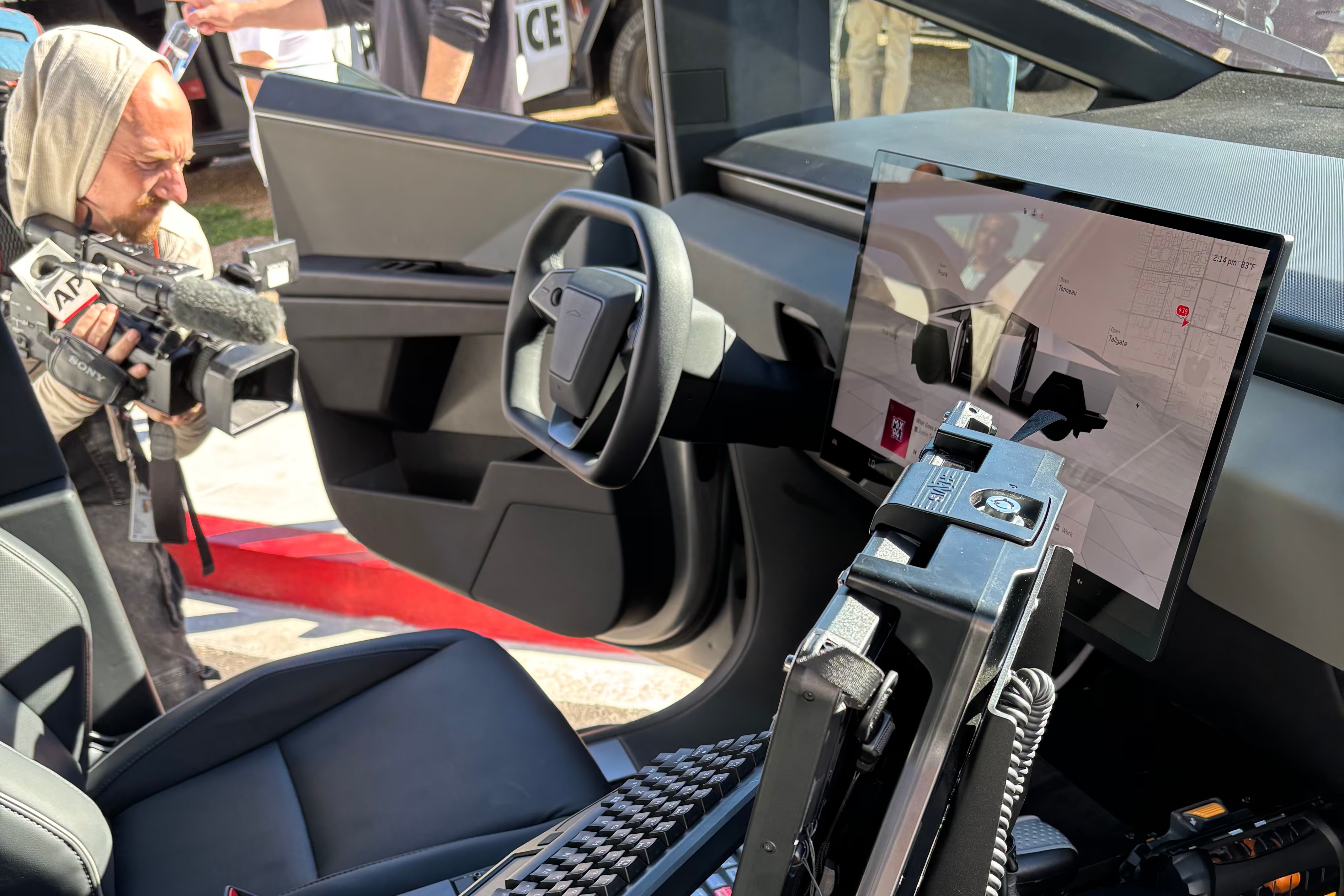 xe dien,  ev,  tesla,  tesla cybertruck,  xe canh sat,  canh sat,  canh sat my,  nevada,  my,  las vegas,  lvmpd anh 8