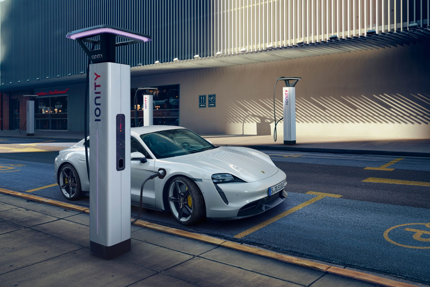 Chuyen gia Porsche chia se bi quyet sac xe dien hieu qua hinh anh