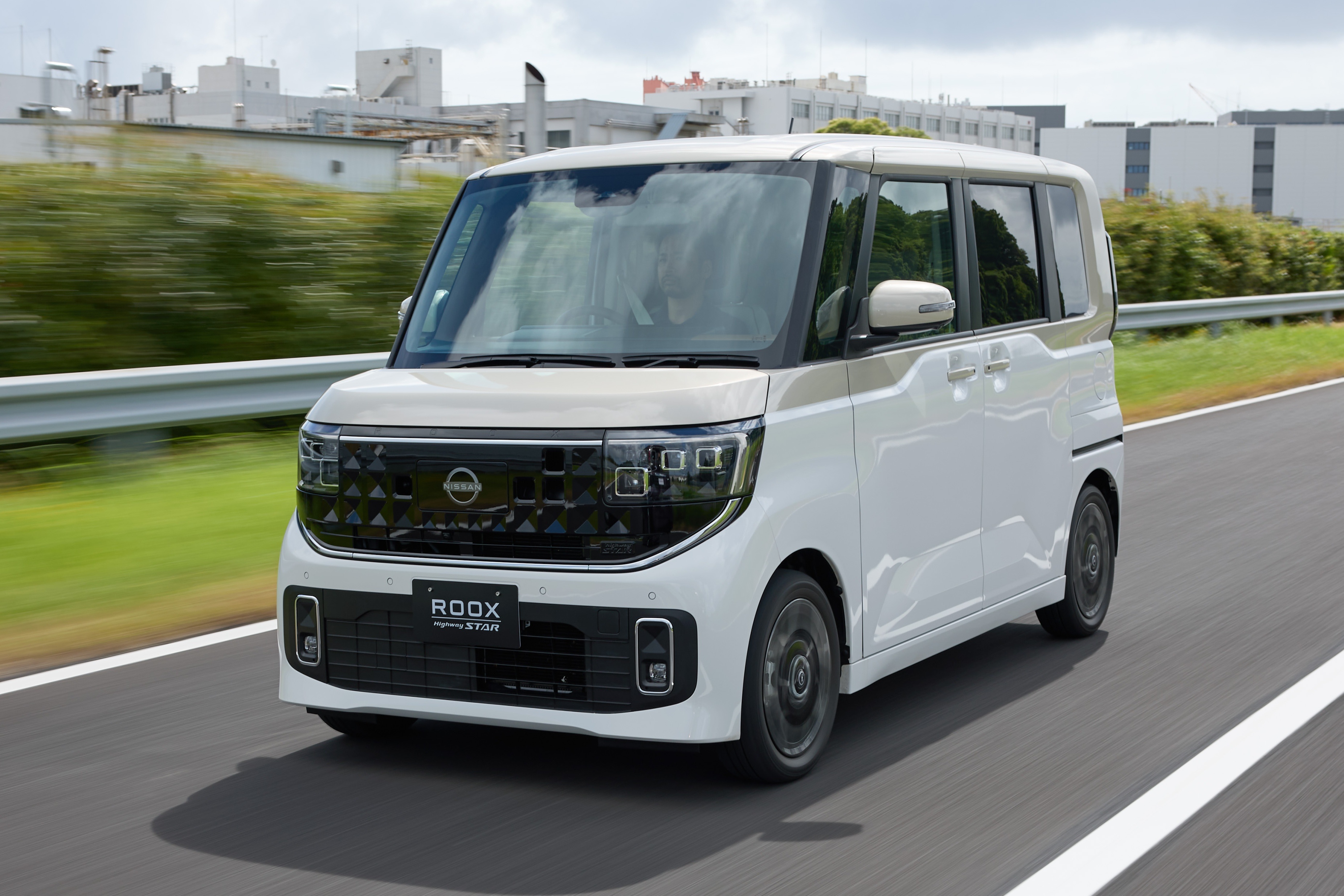 Nissan bat dau co lai nhung van giu nguyen du bao loi nhuan ca nam hinh anh