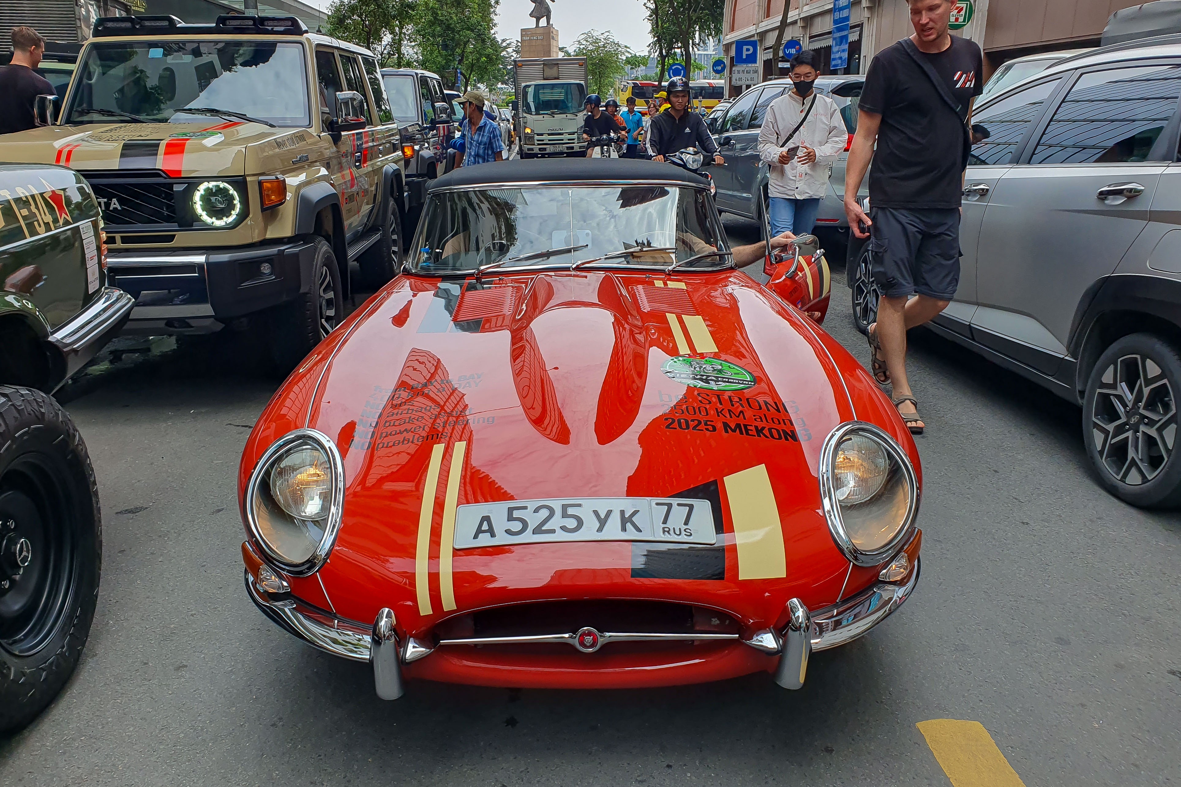 gumball,  gumball 3000,  sieu xe,  jaguar,  jaguar e-type,  e-type,  mercedes,  mercedes-benz,  porsche,  porsche 911,  mitsubishi,  mitsubishi pajero evolution anh 1