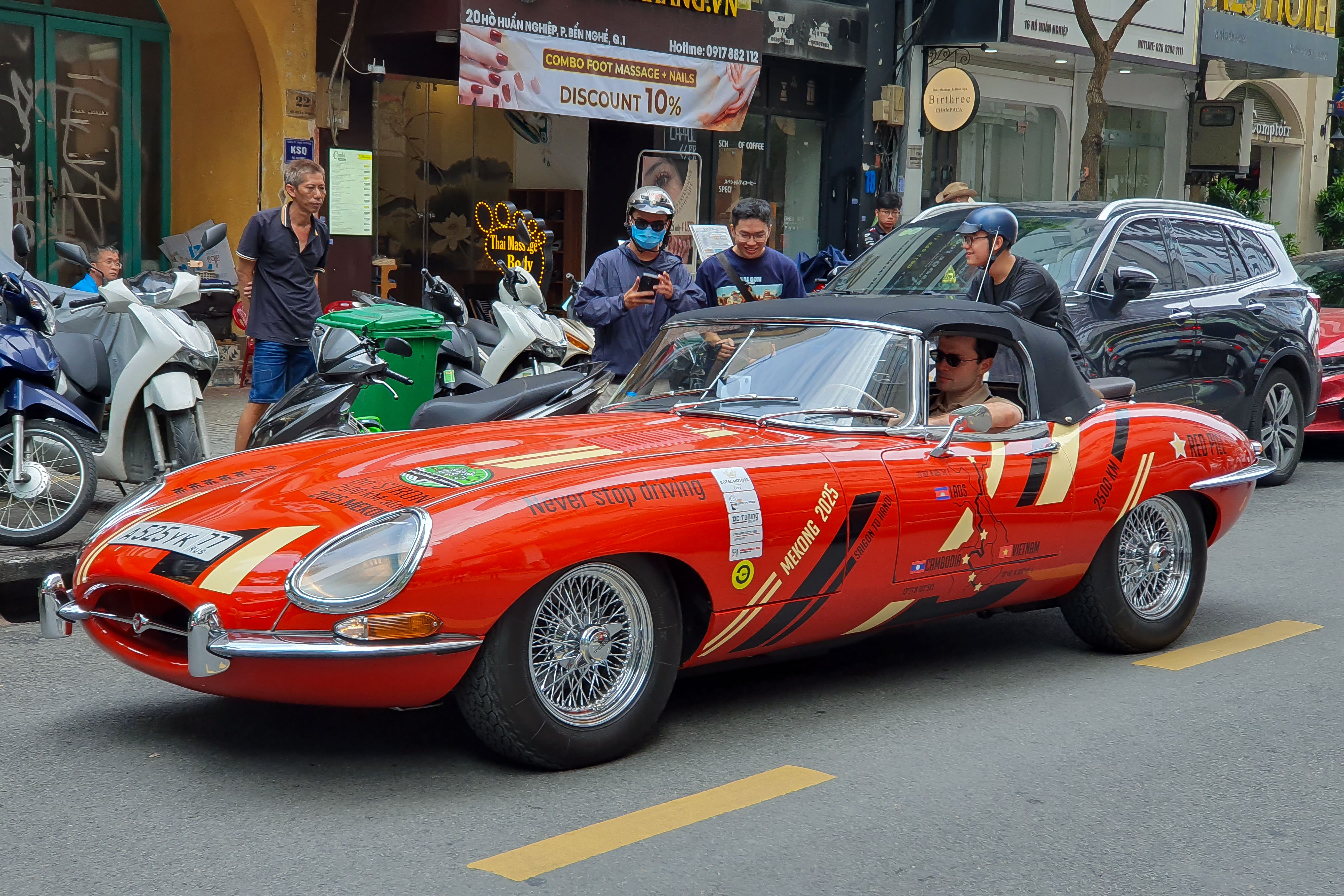 gumball,  gumball 3000,  sieu xe,  jaguar,  jaguar e-type,  e-type,  mercedes,  mercedes-benz,  porsche,  porsche 911,  mitsubishi,  mitsubishi pajero evolution anh 2