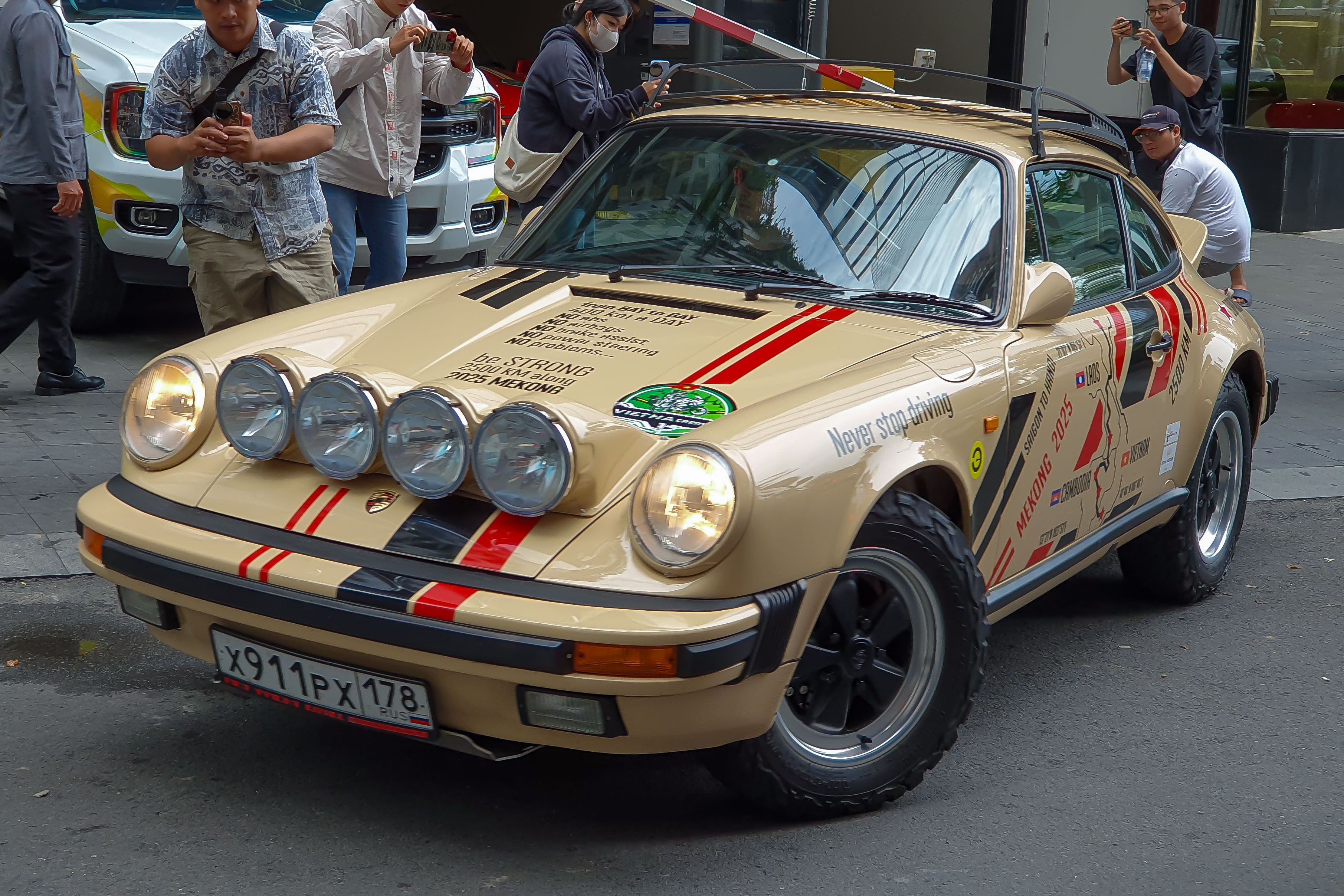 gumball,  gumball 3000,  sieu xe,  jaguar,  jaguar e-type,  e-type,  mercedes,  mercedes-benz,  porsche,  porsche 911,  mitsubishi,  mitsubishi pajero evolution anh 4