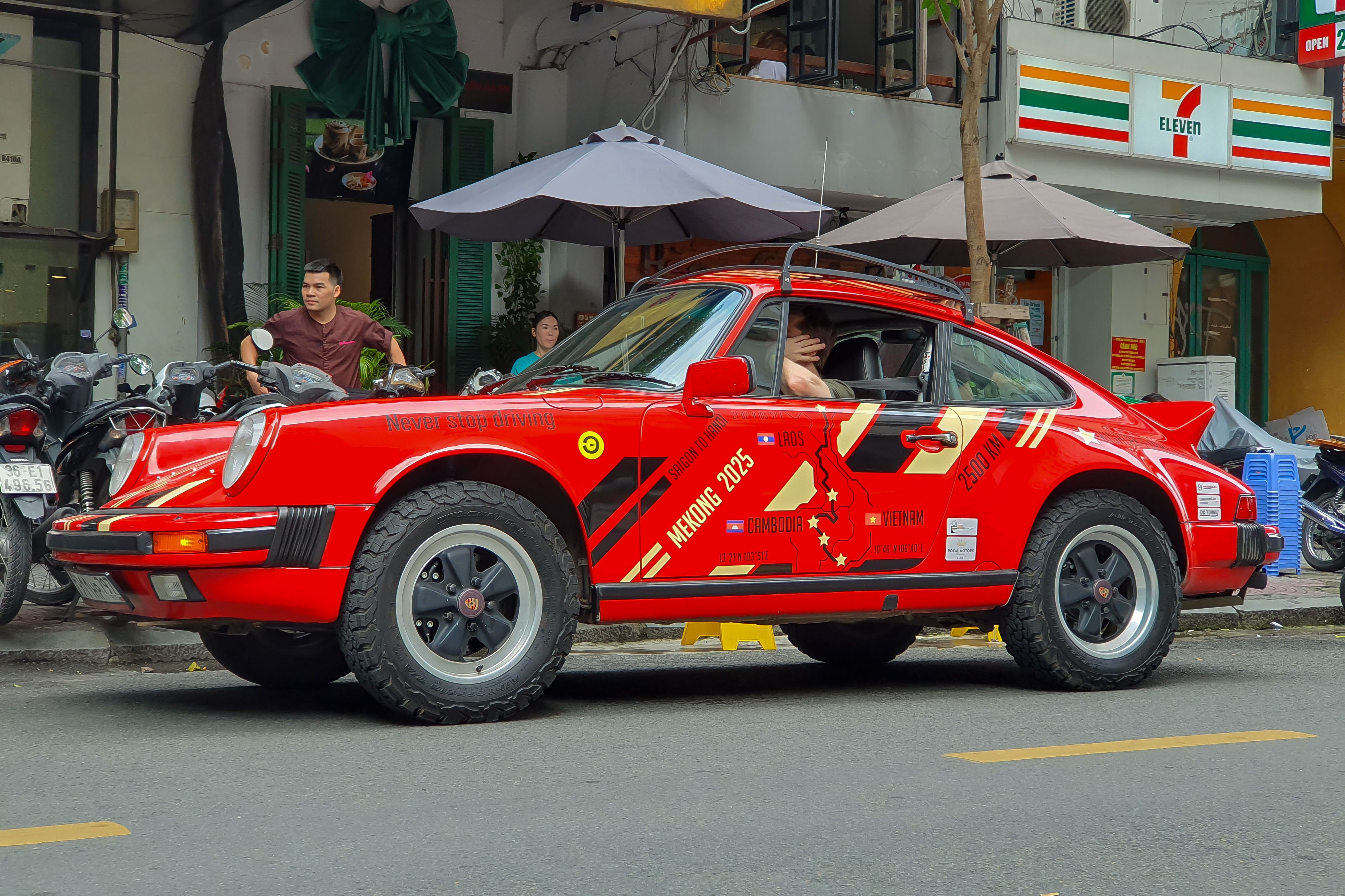 gumball,  gumball 3000,  sieu xe,  jaguar,  jaguar e-type,  e-type,  mercedes,  mercedes-benz,  porsche,  porsche 911,  mitsubishi,  mitsubishi pajero evolution anh 3