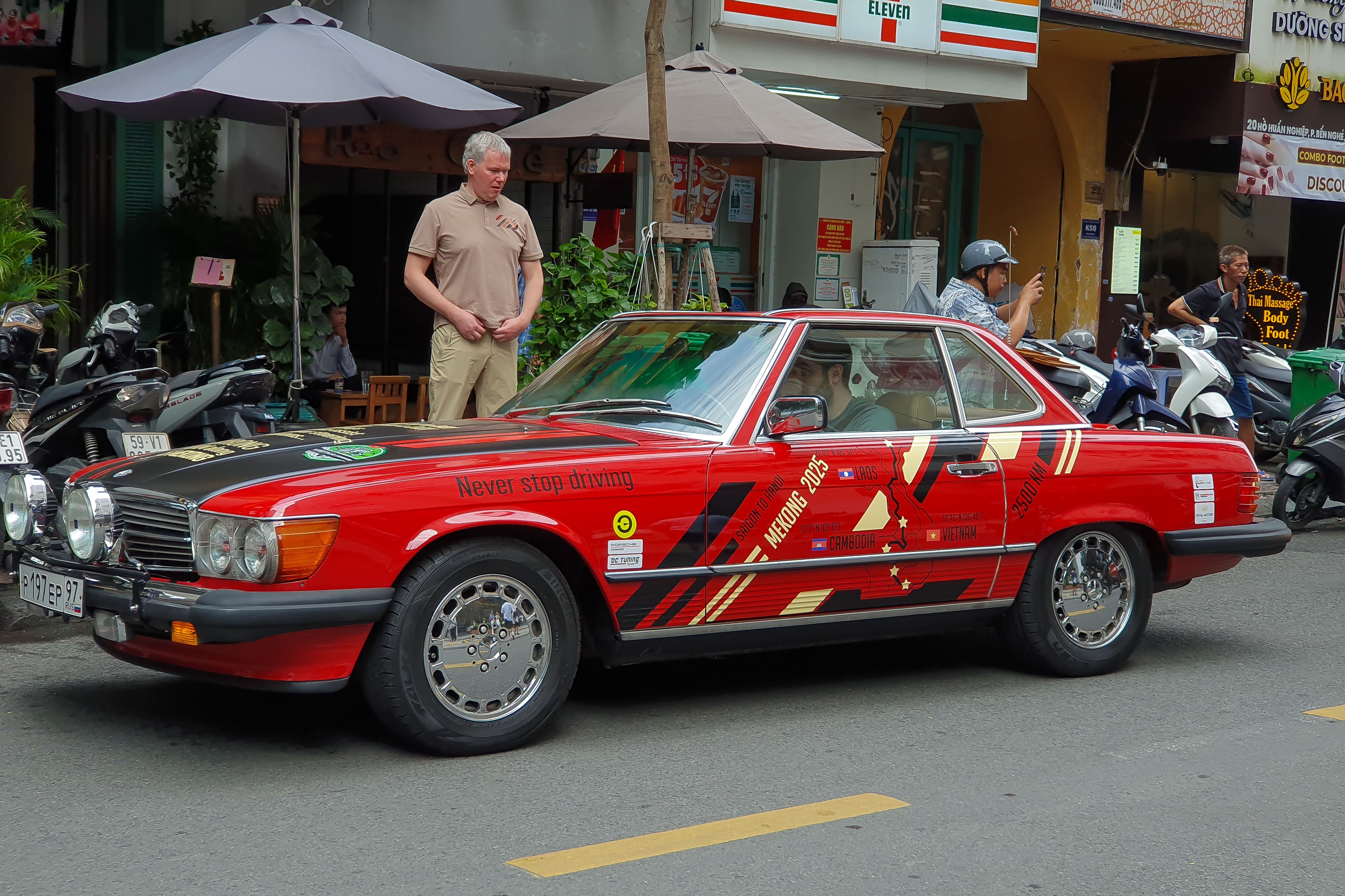 gumball,  gumball 3000,  sieu xe,  jaguar,  jaguar e-type,  e-type,  mercedes,  mercedes-benz,  porsche,  porsche 911,  mitsubishi,  mitsubishi pajero evolution anh 5