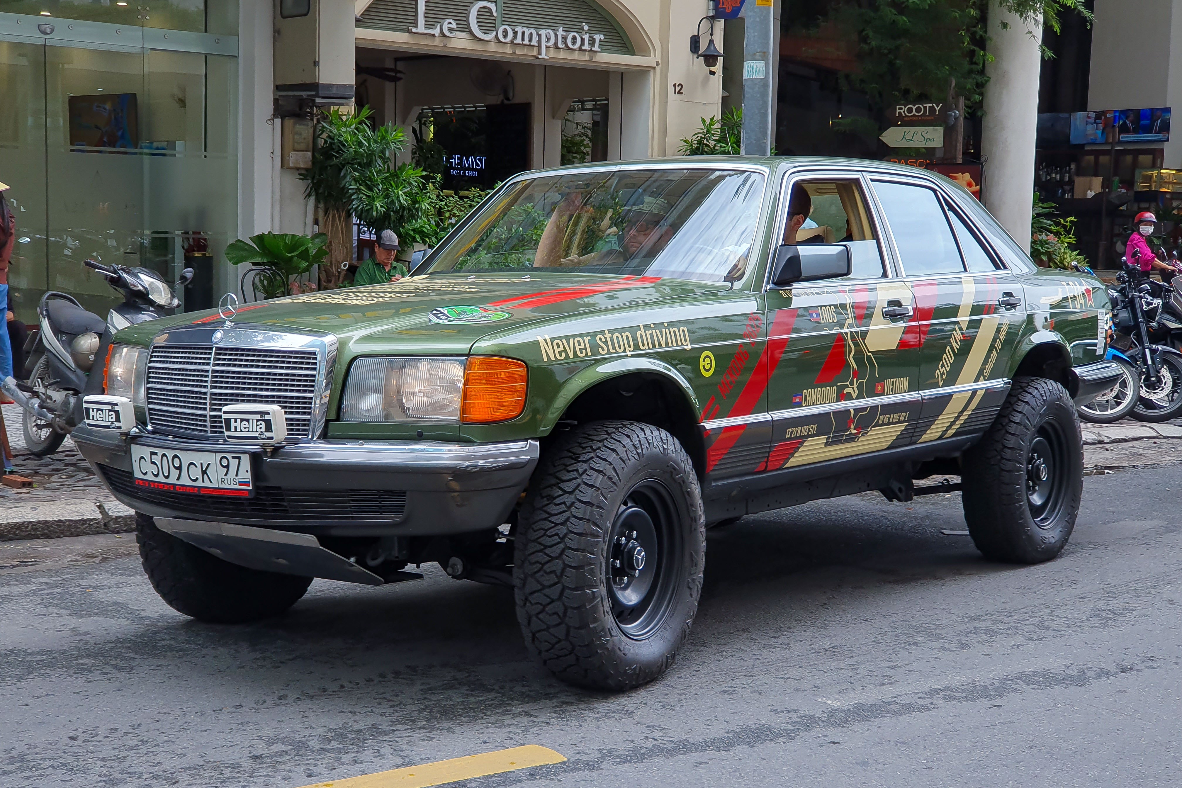 gumball,  gumball 3000,  sieu xe,  jaguar,  jaguar e-type,  e-type,  mercedes,  mercedes-benz,  porsche,  porsche 911,  mitsubishi,  mitsubishi pajero evolution anh 6