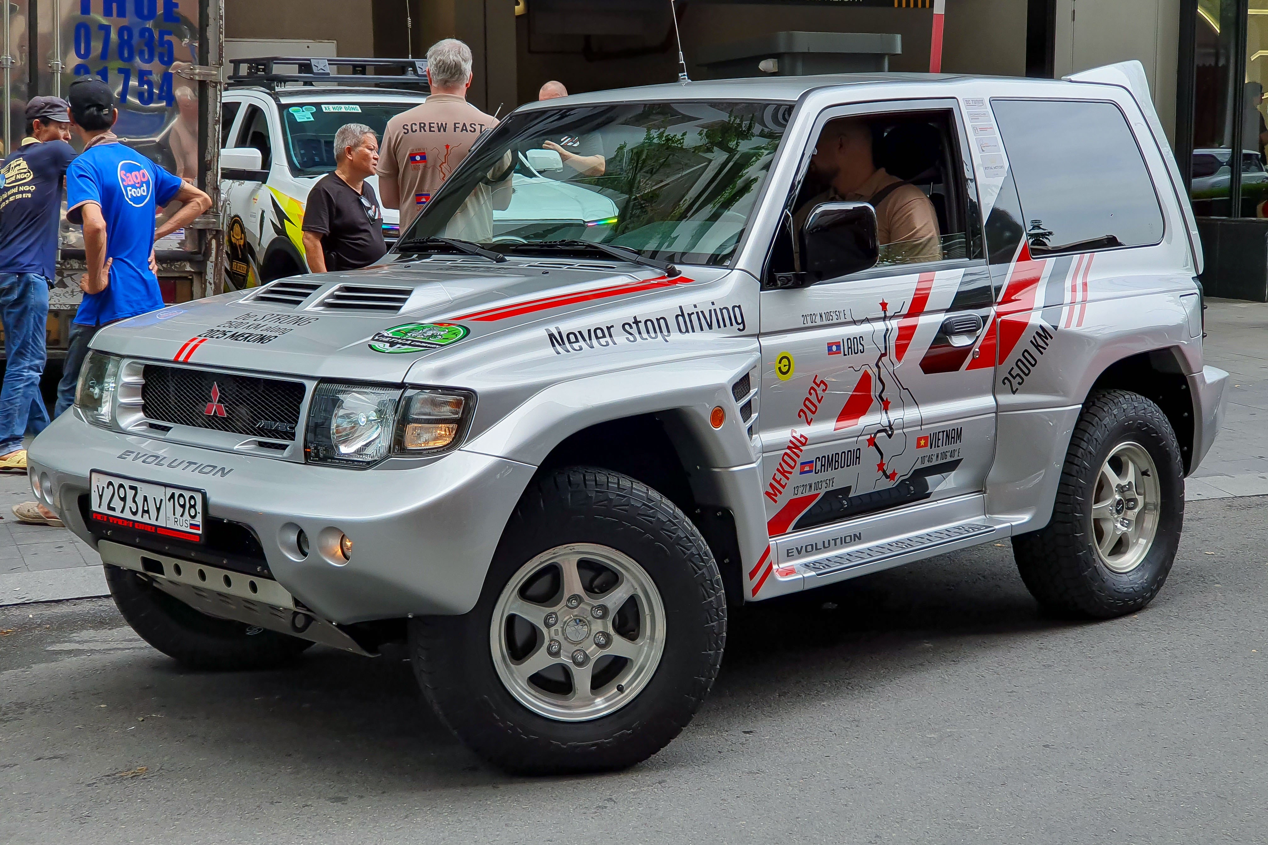 gumball,  gumball 3000,  sieu xe,  jaguar,  jaguar e-type,  e-type,  mercedes,  mercedes-benz,  porsche,  porsche 911,  mitsubishi,  mitsubishi pajero evolution anh 7