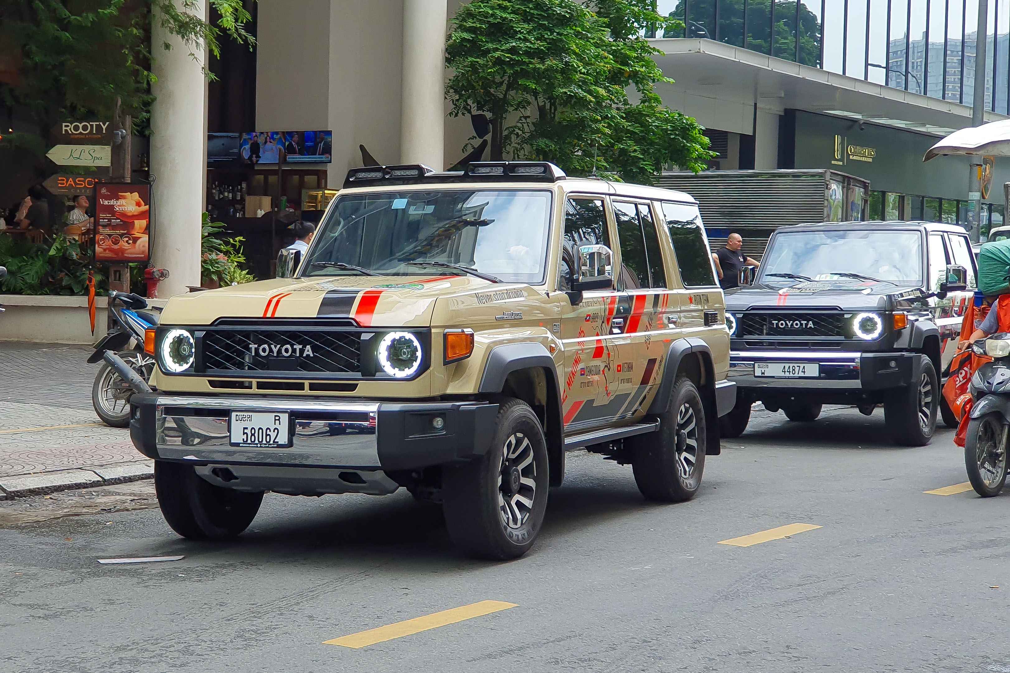 gumball,  gumball 3000,  sieu xe,  jaguar,  jaguar e-type,  e-type,  mercedes,  mercedes-benz,  porsche,  porsche 911,  mitsubishi,  mitsubishi pajero evolution anh 9