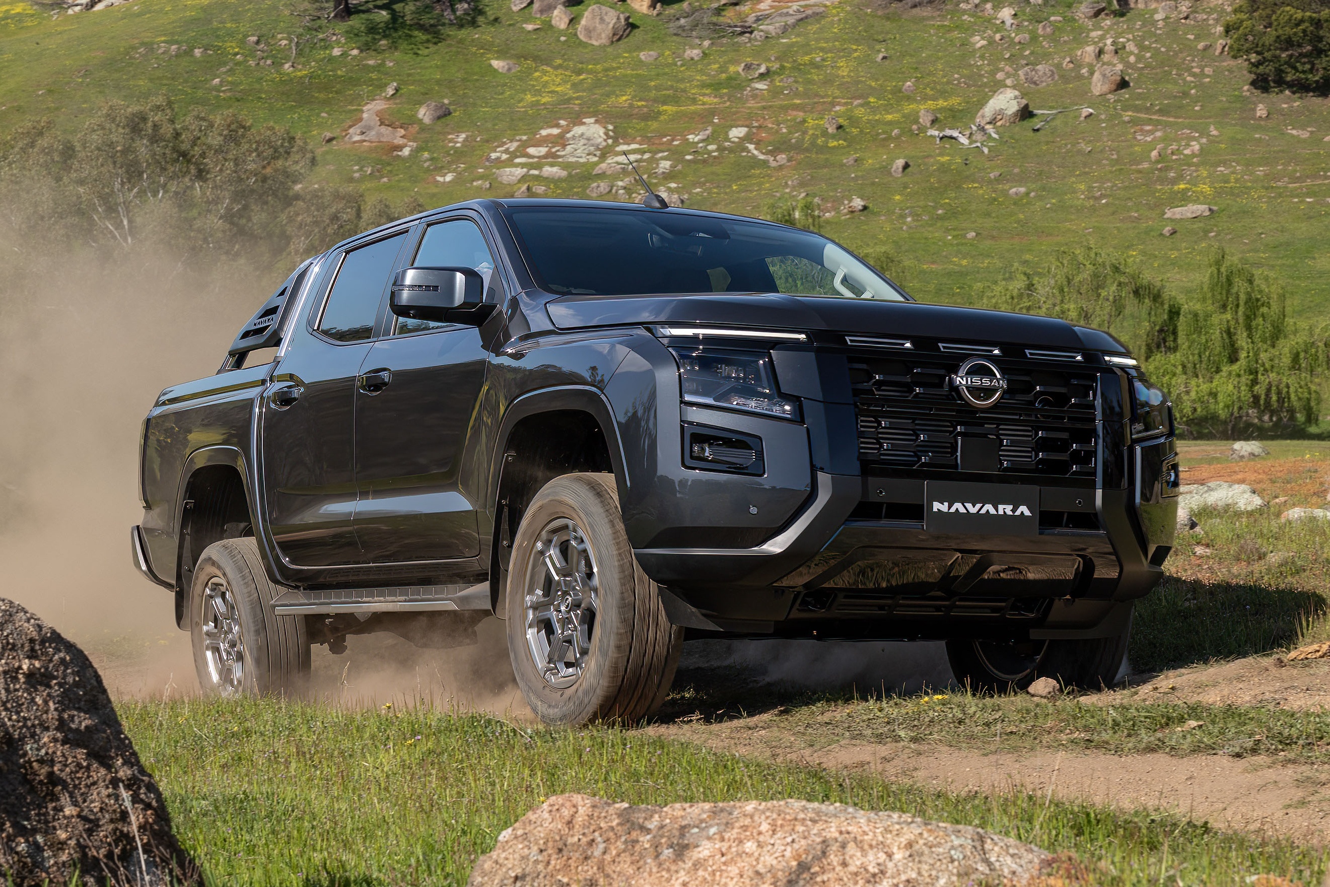 Nissan Navara the he moi ra mat - lai giong Mitsubishi Triton hinh anh