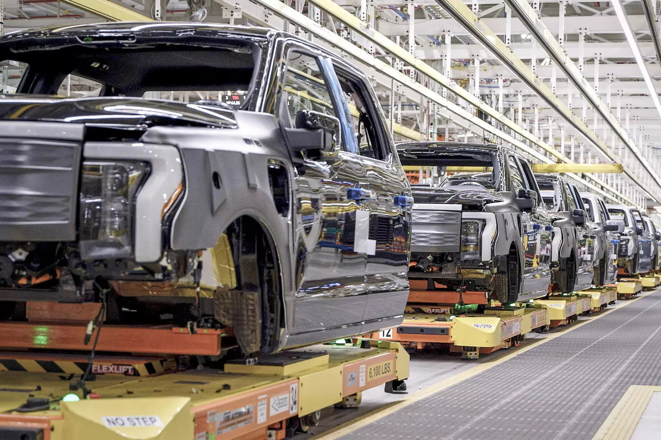 Nha may nhom lai chay, nganh cong nghiep oto My gap nguy hinh anh