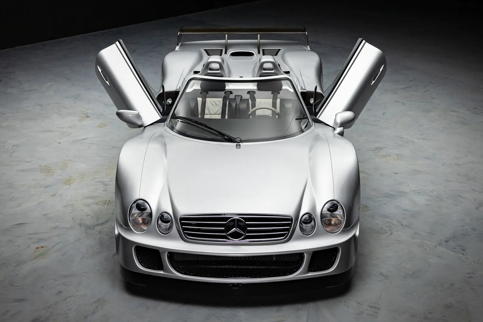 FBI tich thu sieu xe Mercedes-Benz CLK GTR Roadster 13 trieu USD hinh anh