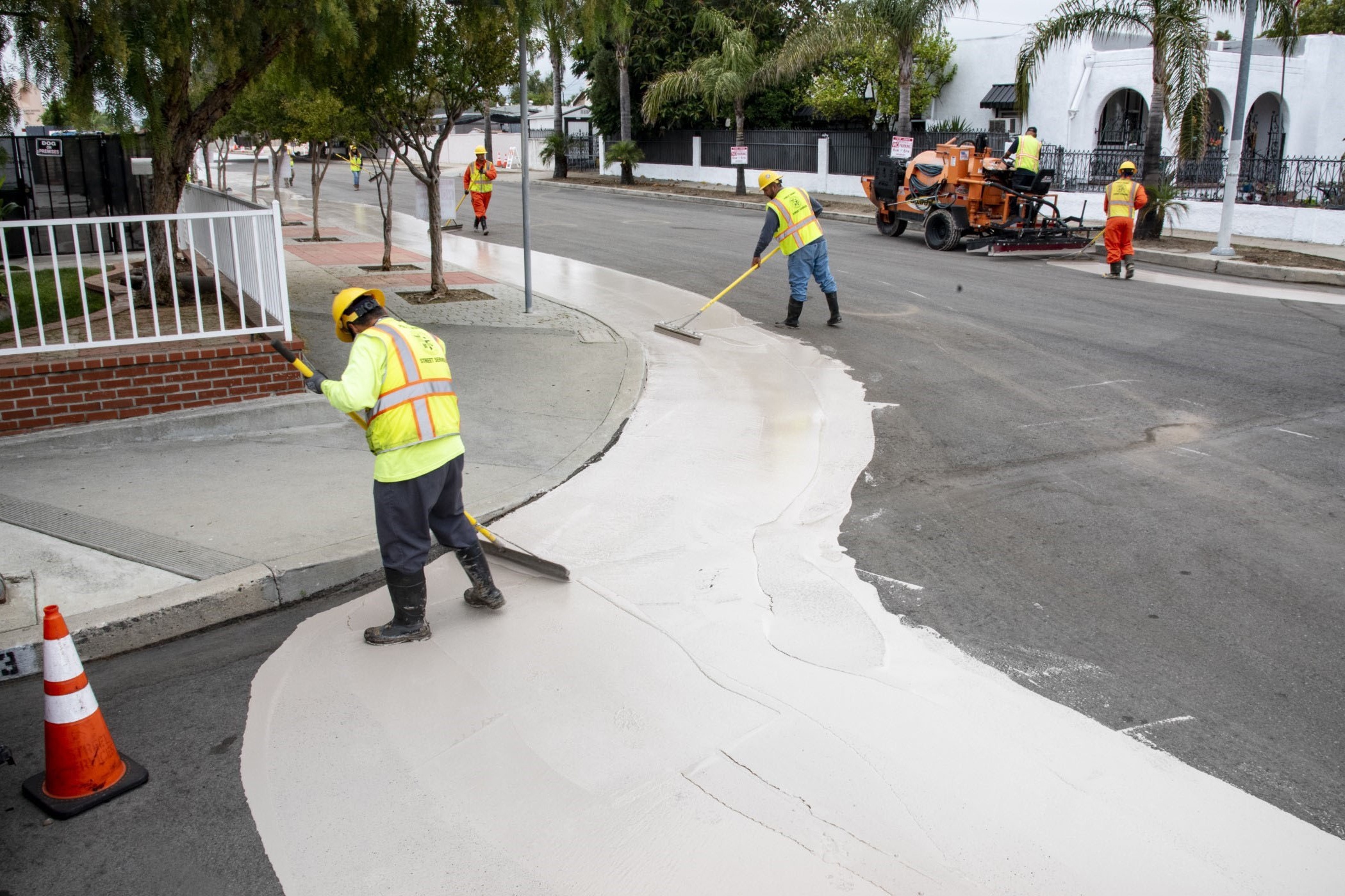 Tai sao duong pho tai California son mau trang? hinh anh