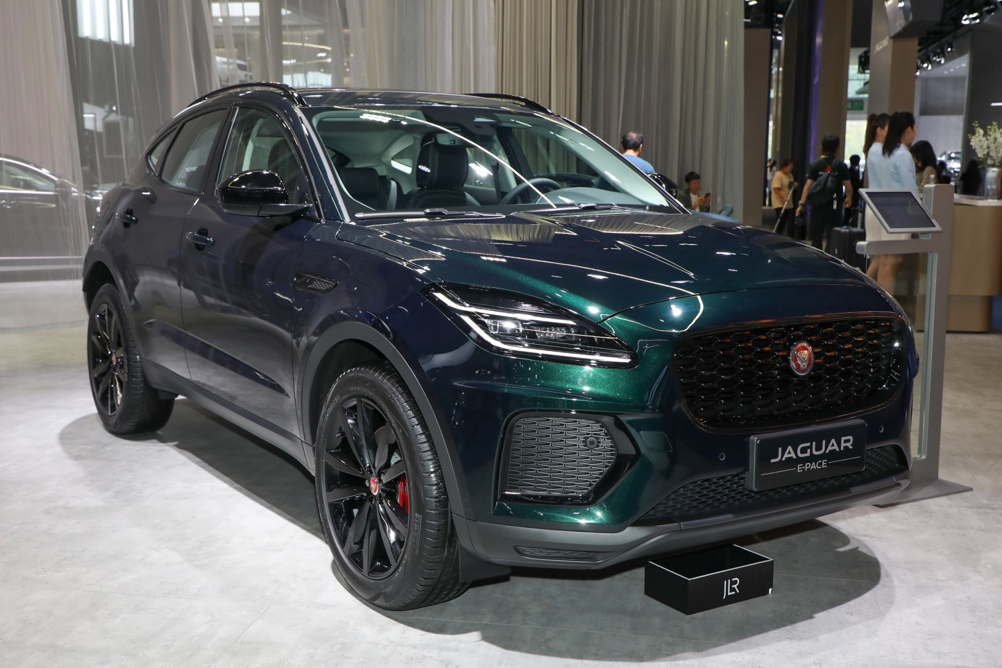 Jaguar van tiep tuc ban xe xang o Trung Quoc hinh anh