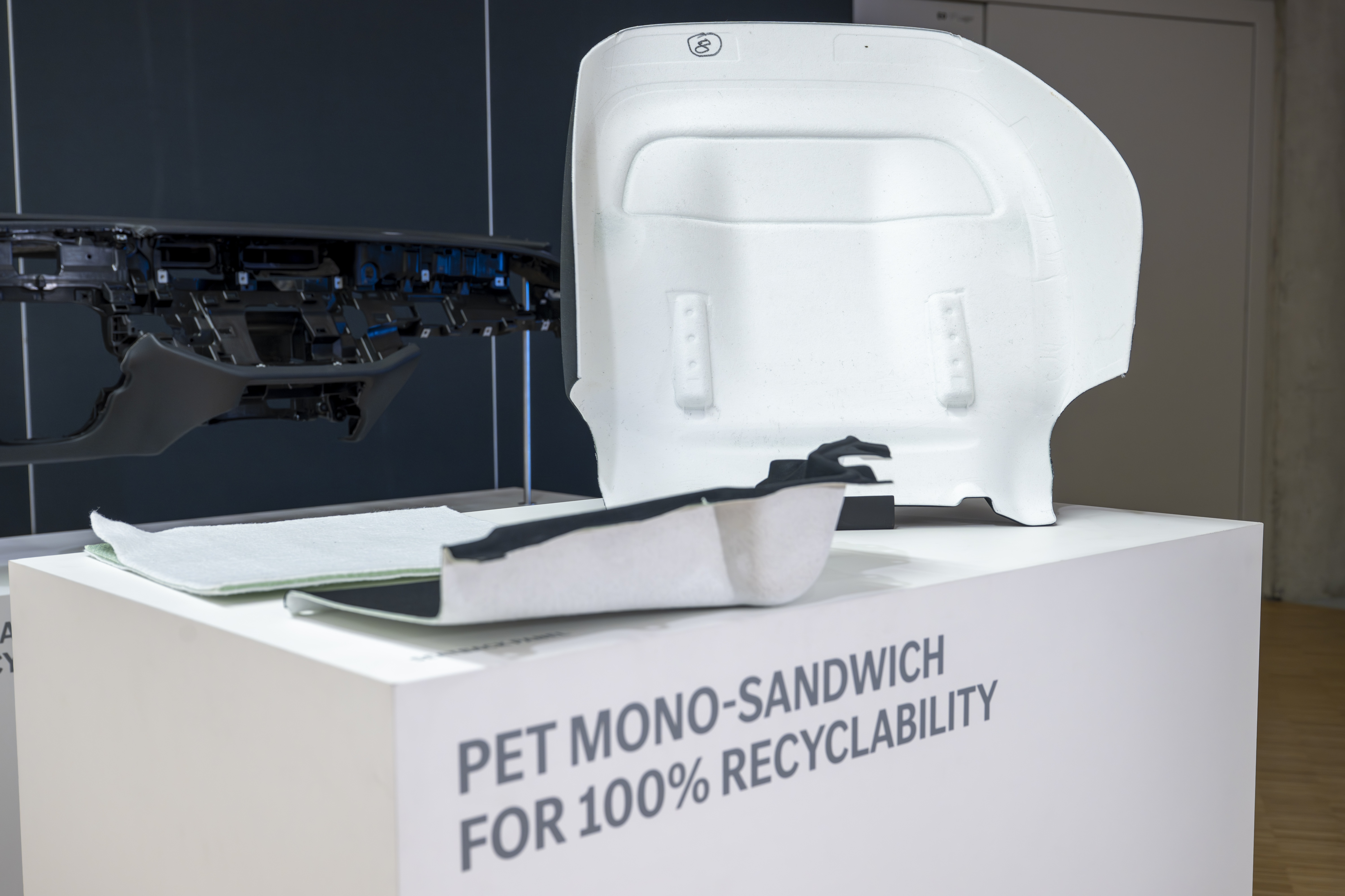 mercedes,  tomorrow xx,  tai che,  xe cu,  xe moi anh 6