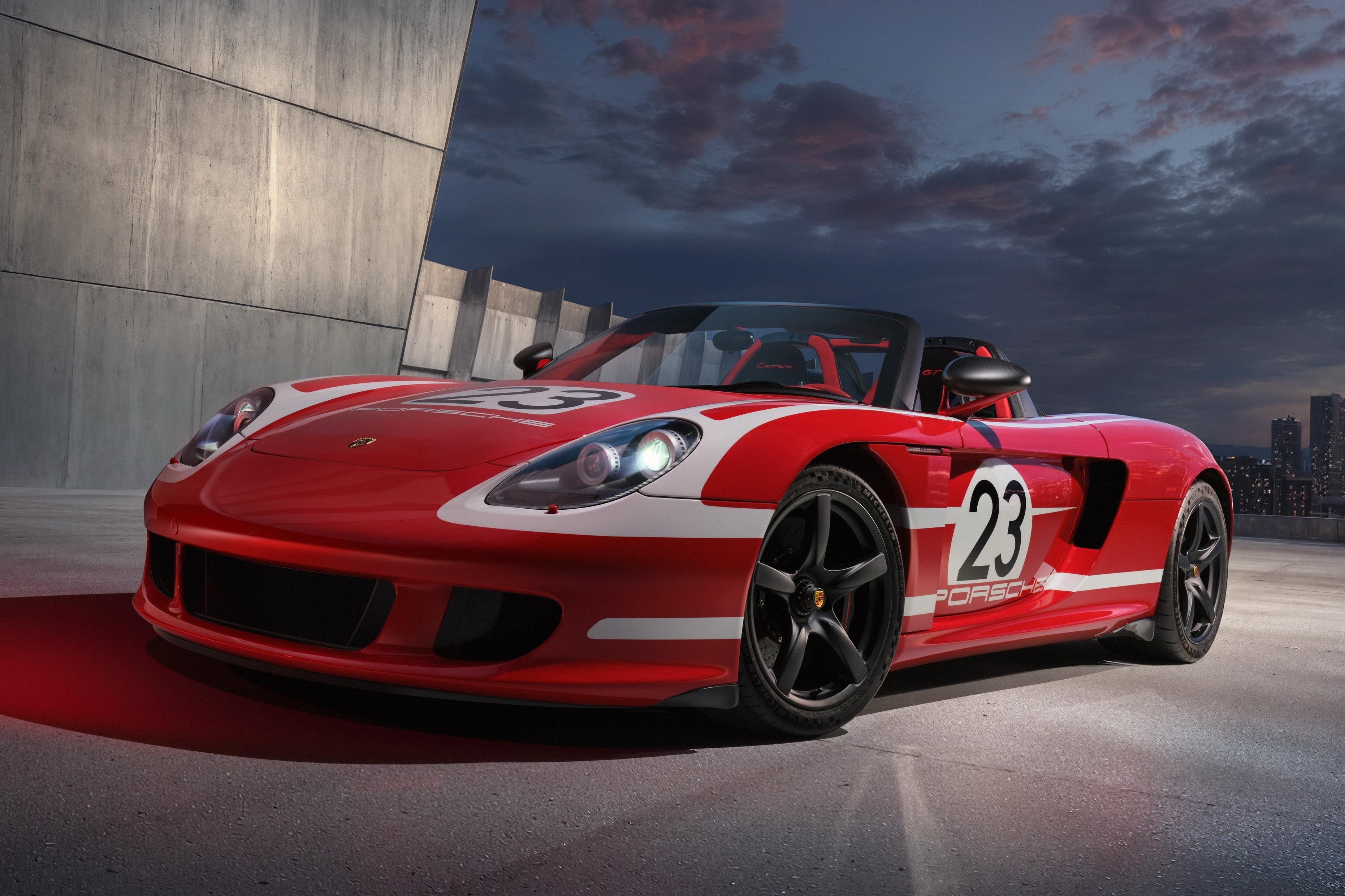 Sieu xe Porsche Carrera GT hoi sinh voi dien mao moi, odo tua ve 0 km hinh anh