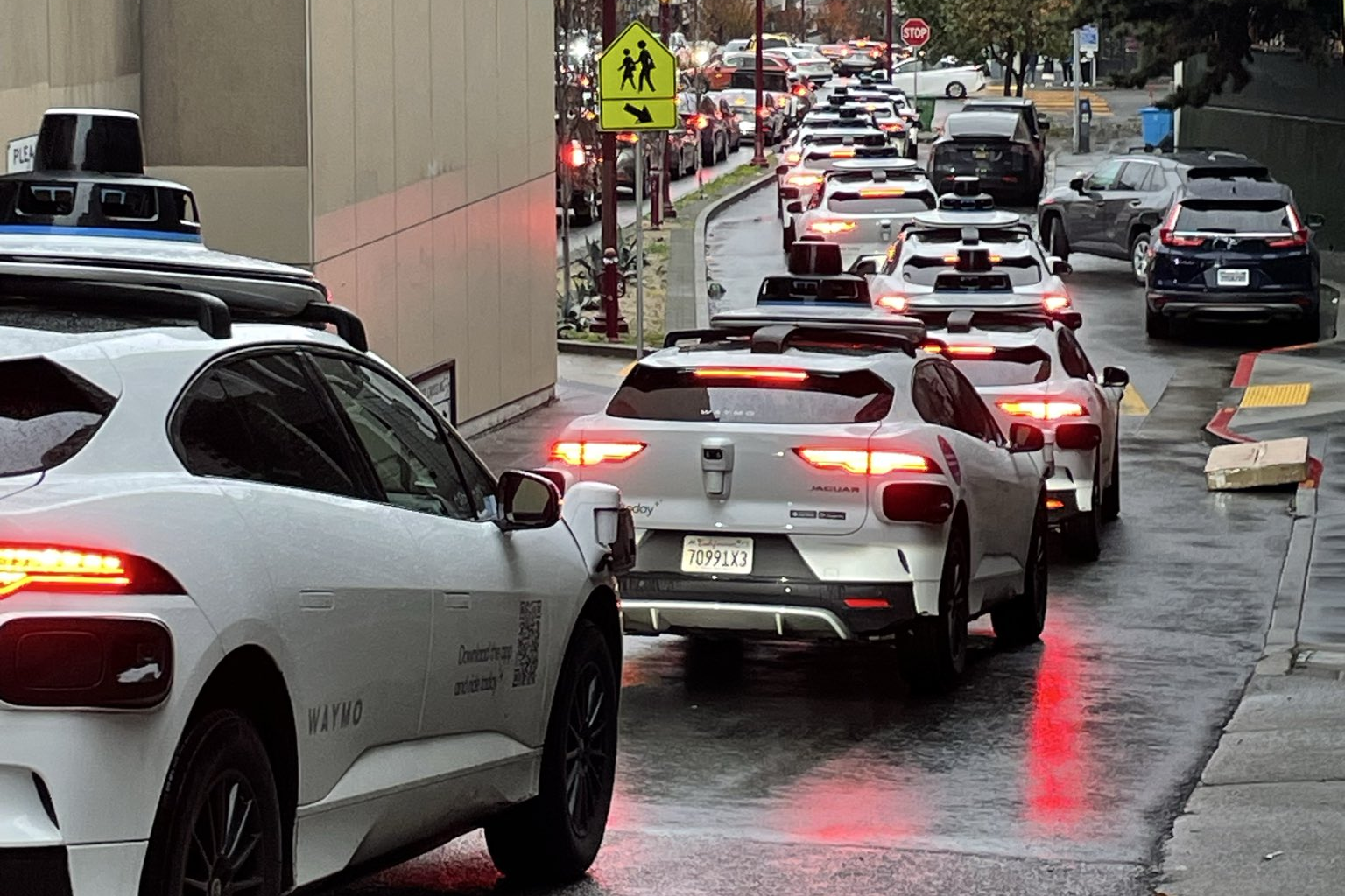 Robotaxi cua Waymo bi dieu tra sau su co cup dien tai California hinh anh