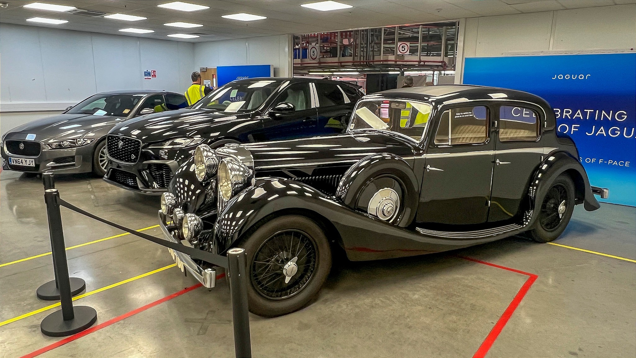 jaguar,  f-pace,  svr,  cuoi cung,  may xang,  dong co dot trong anh 4