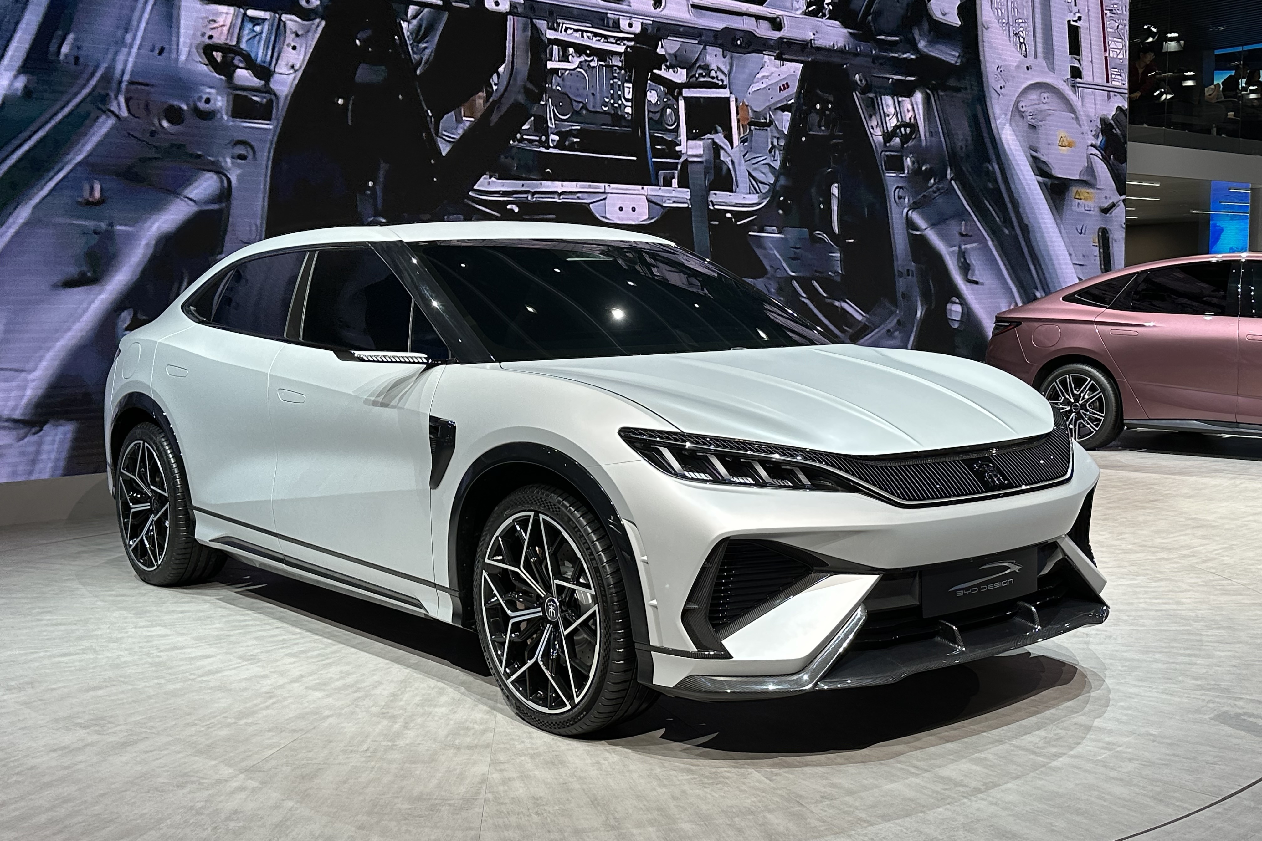 Loi va hai khi Canada 'mo cua' cho xe dien Trung Quoc? hinh anh