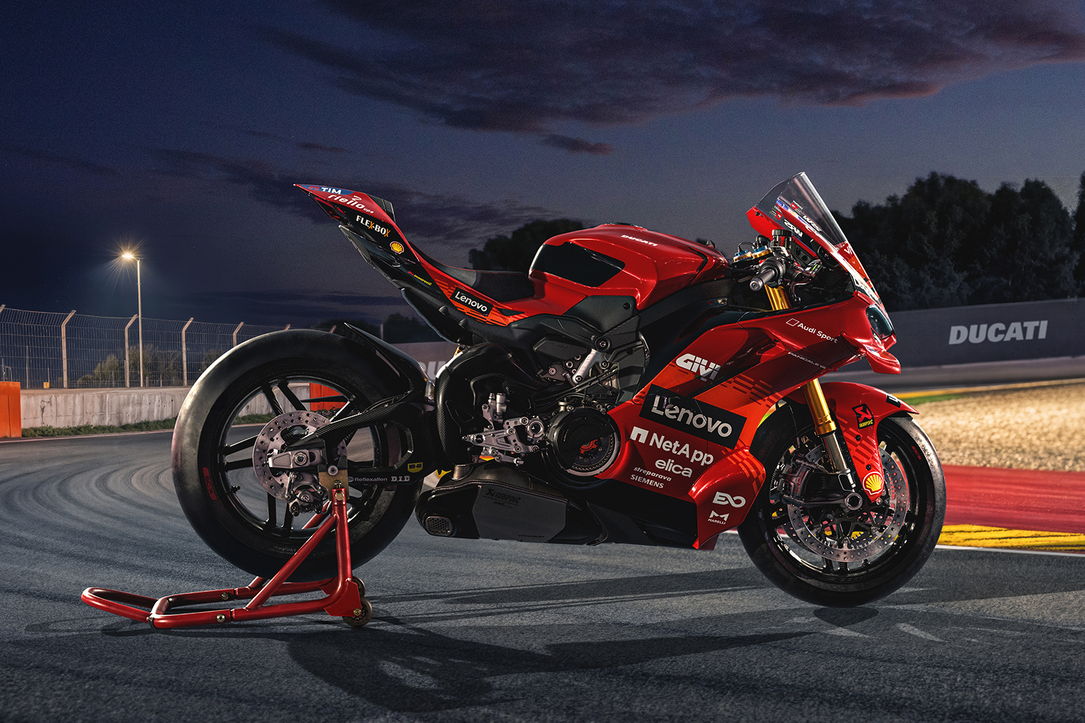 Chiec Ducati Panigale V4 S tri an nha vo dich MotoGP Marc Marquez hinh anh