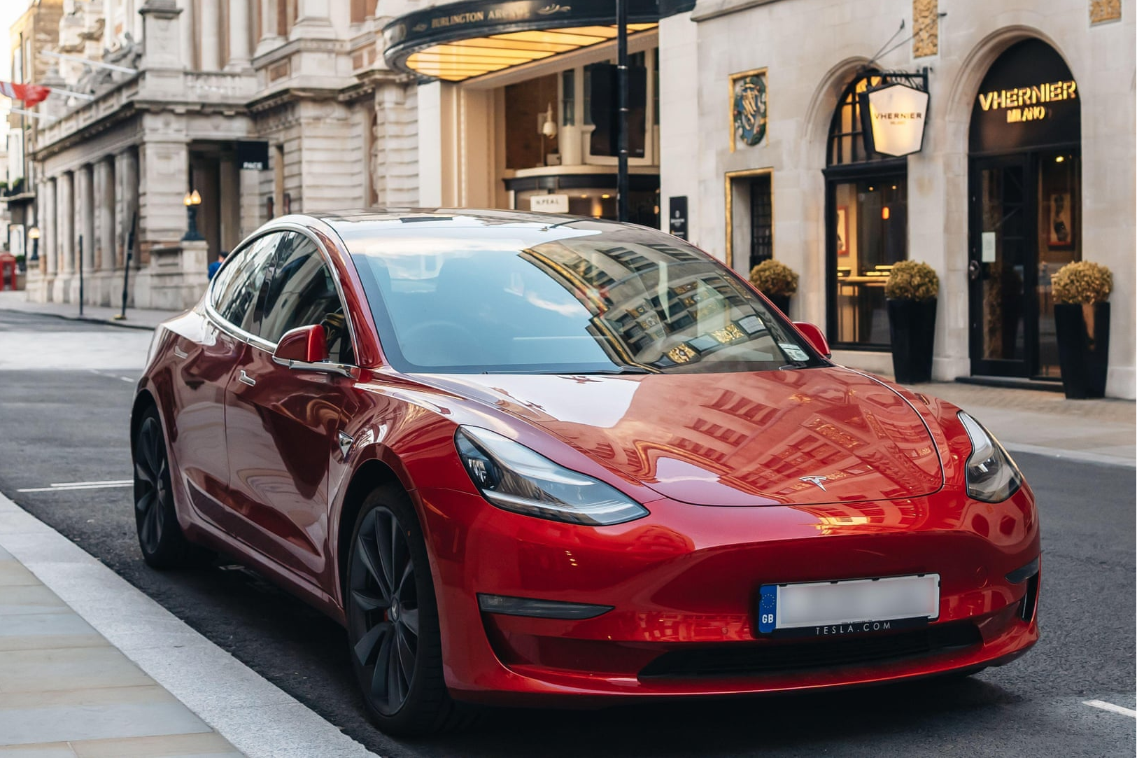 Mac du doanh so giam, Tesla van la hang xe dien ban chay nhat Anh hinh anh