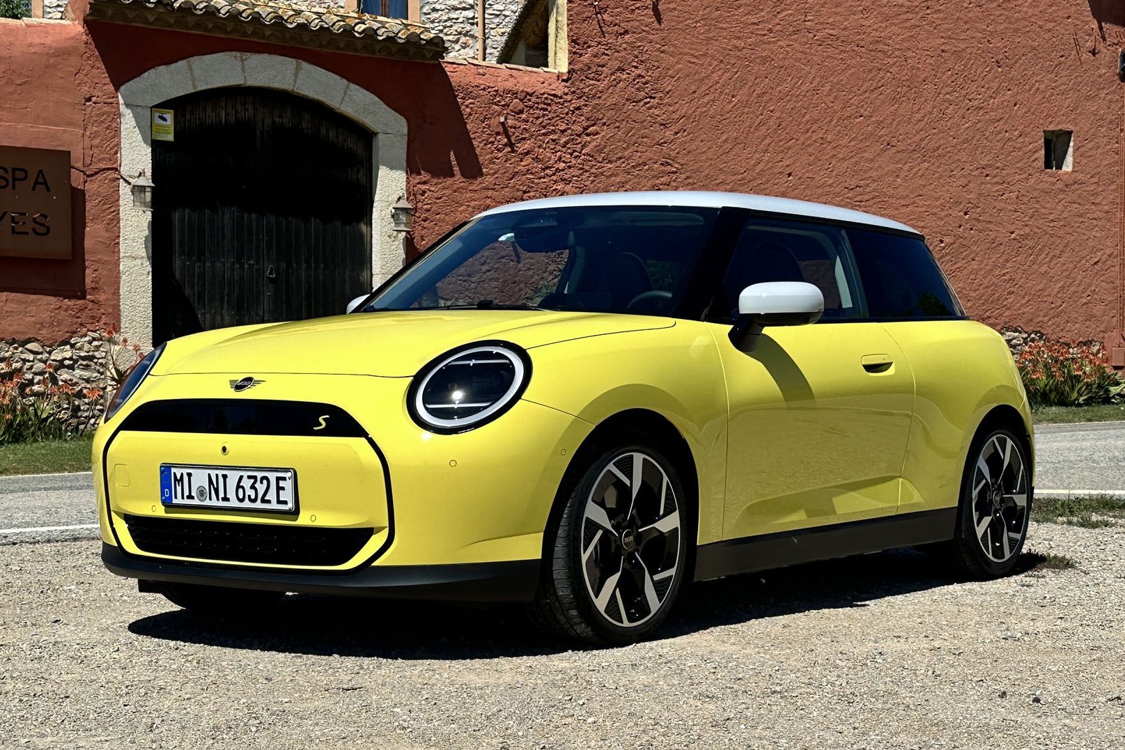 Doanh so tap doan BMW tang nhe nam 2025 nho MINI hinh anh