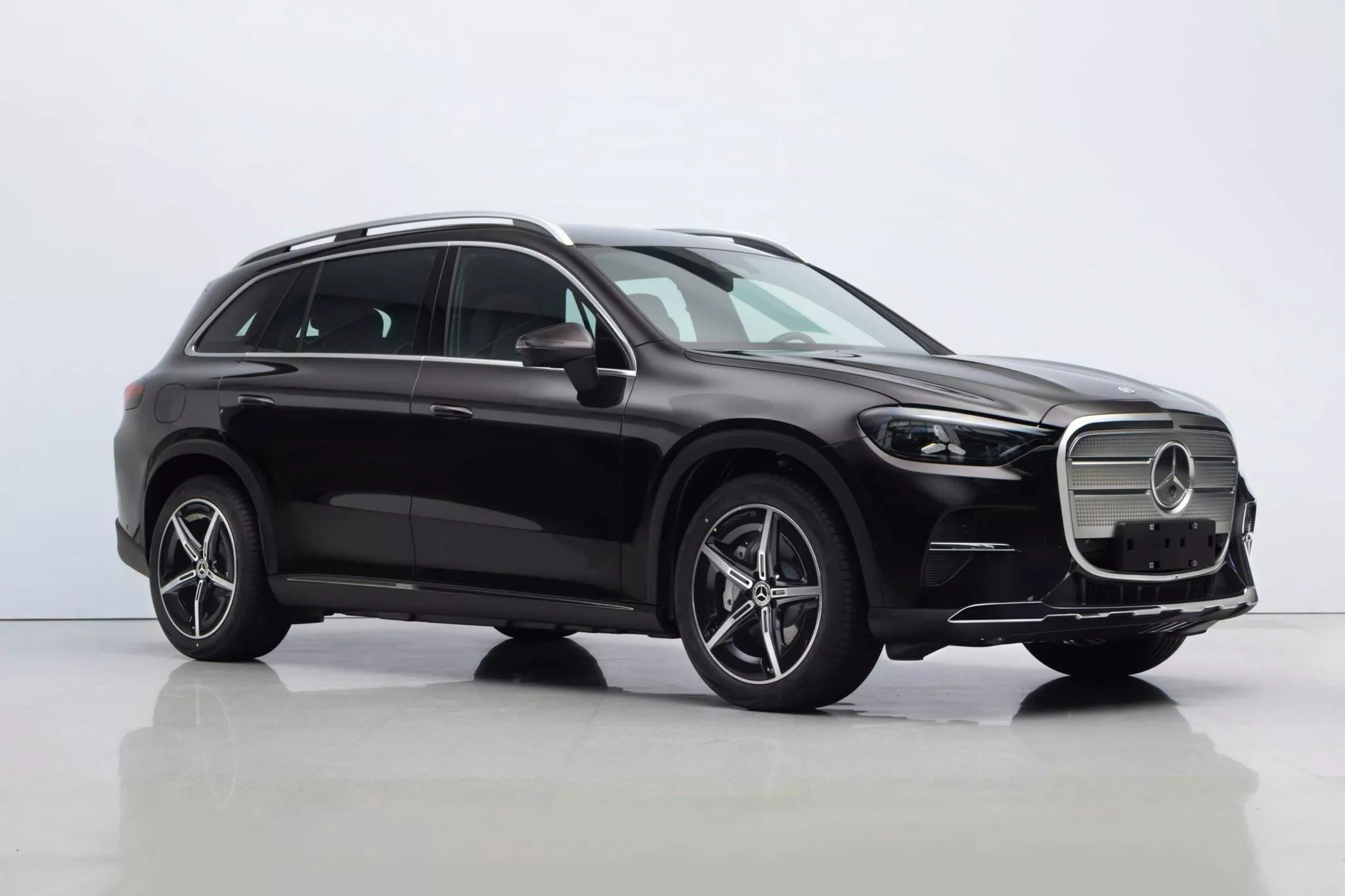 SUV thuan dien Mercedes-Benz GLC EQ co them ban truc co so keo dai hinh anh