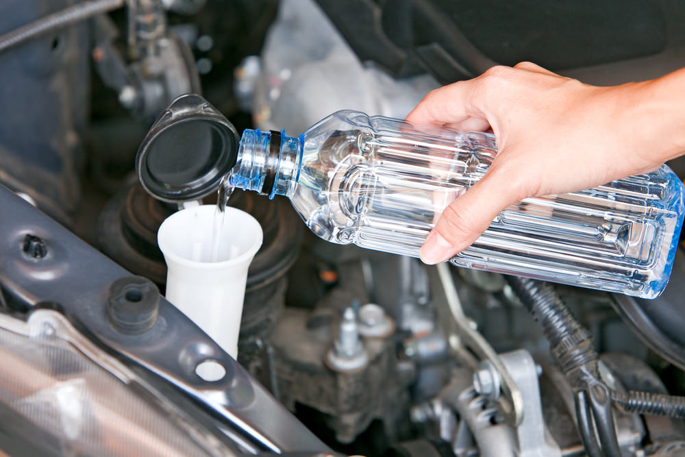 Co nen dung nuoc may de thay the nuoc rua kinh oto? hinh anh