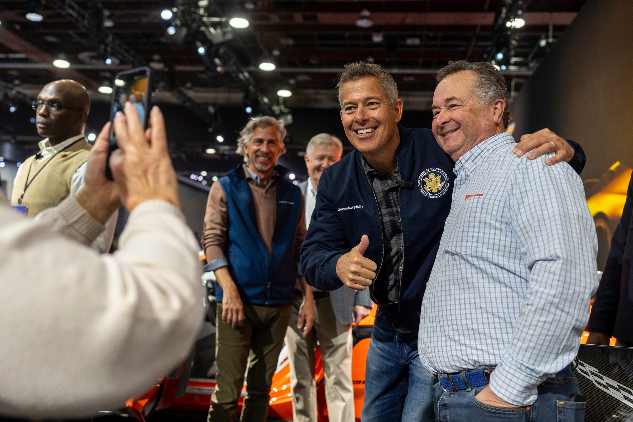 Chinh quyen Tong thong Trump thuc day giam gia xe hinh anh