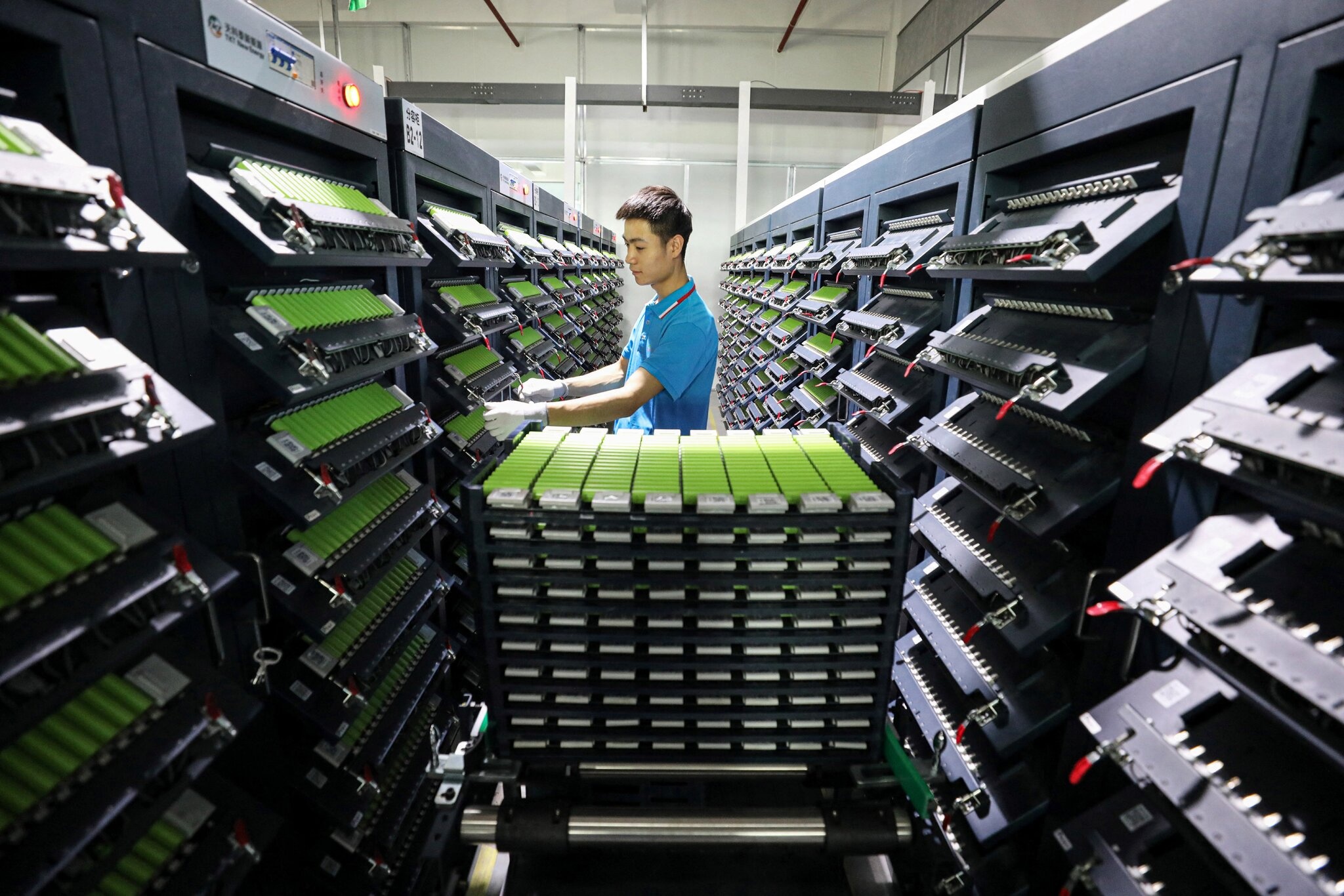 Trung Quoc sap 'dinh danh' pin xe dien hinh anh