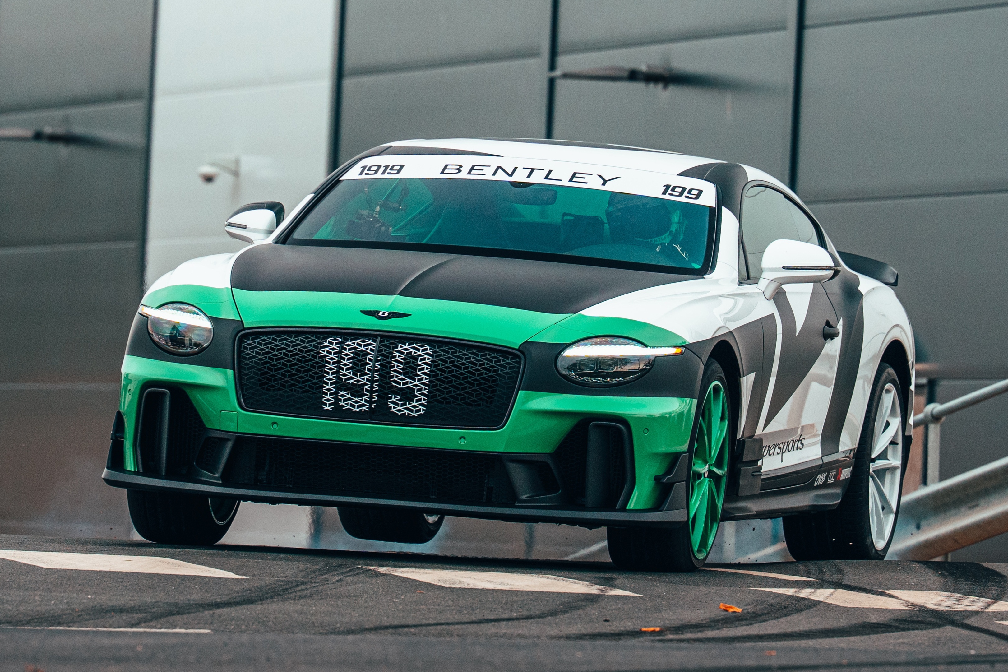 Bentley Supersports cung co the dua 'Gymkhana' hinh anh