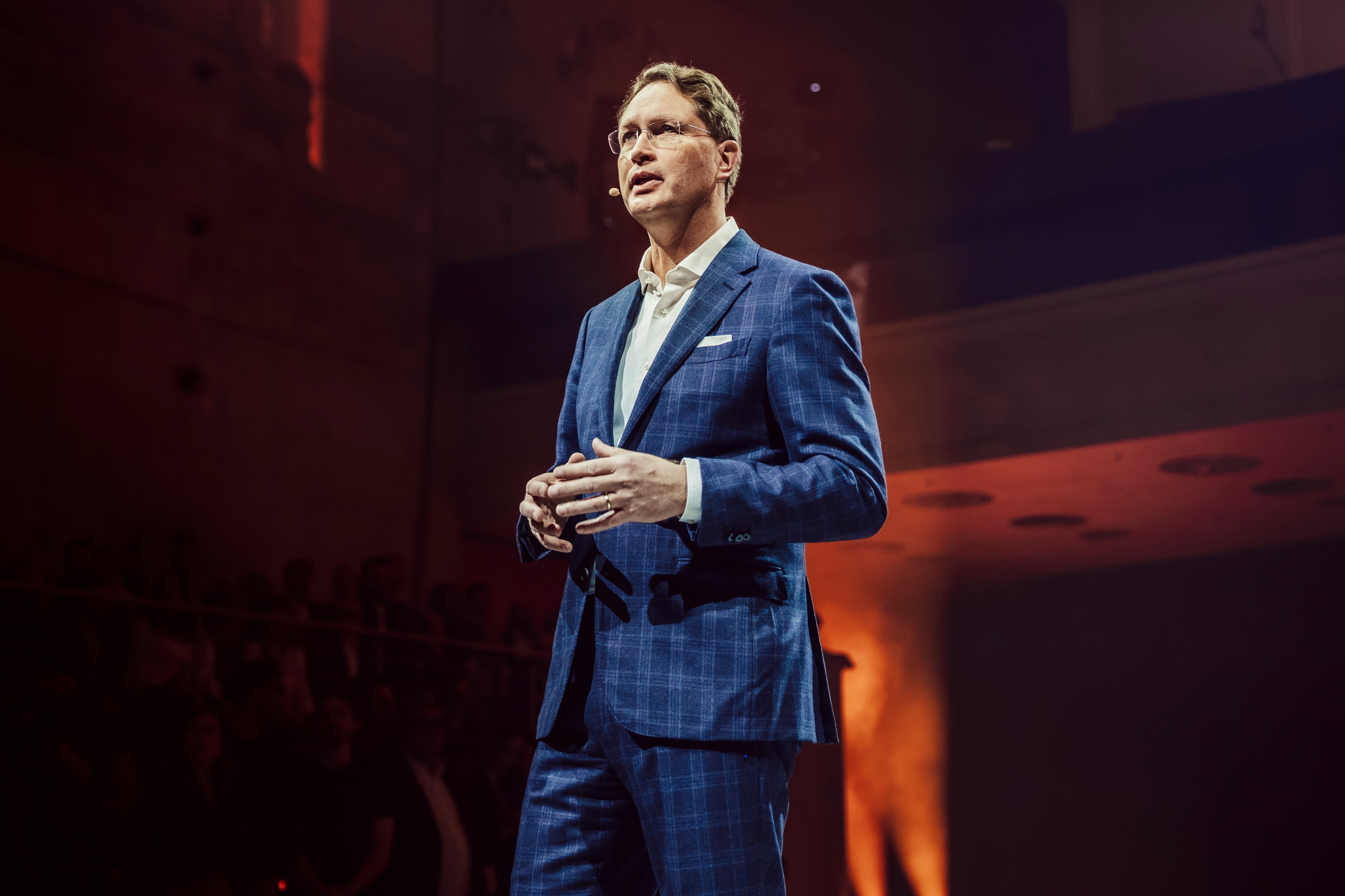 CEO Mercedes-Benz canh bao muc tieu dien hoa cua chau Au hinh anh