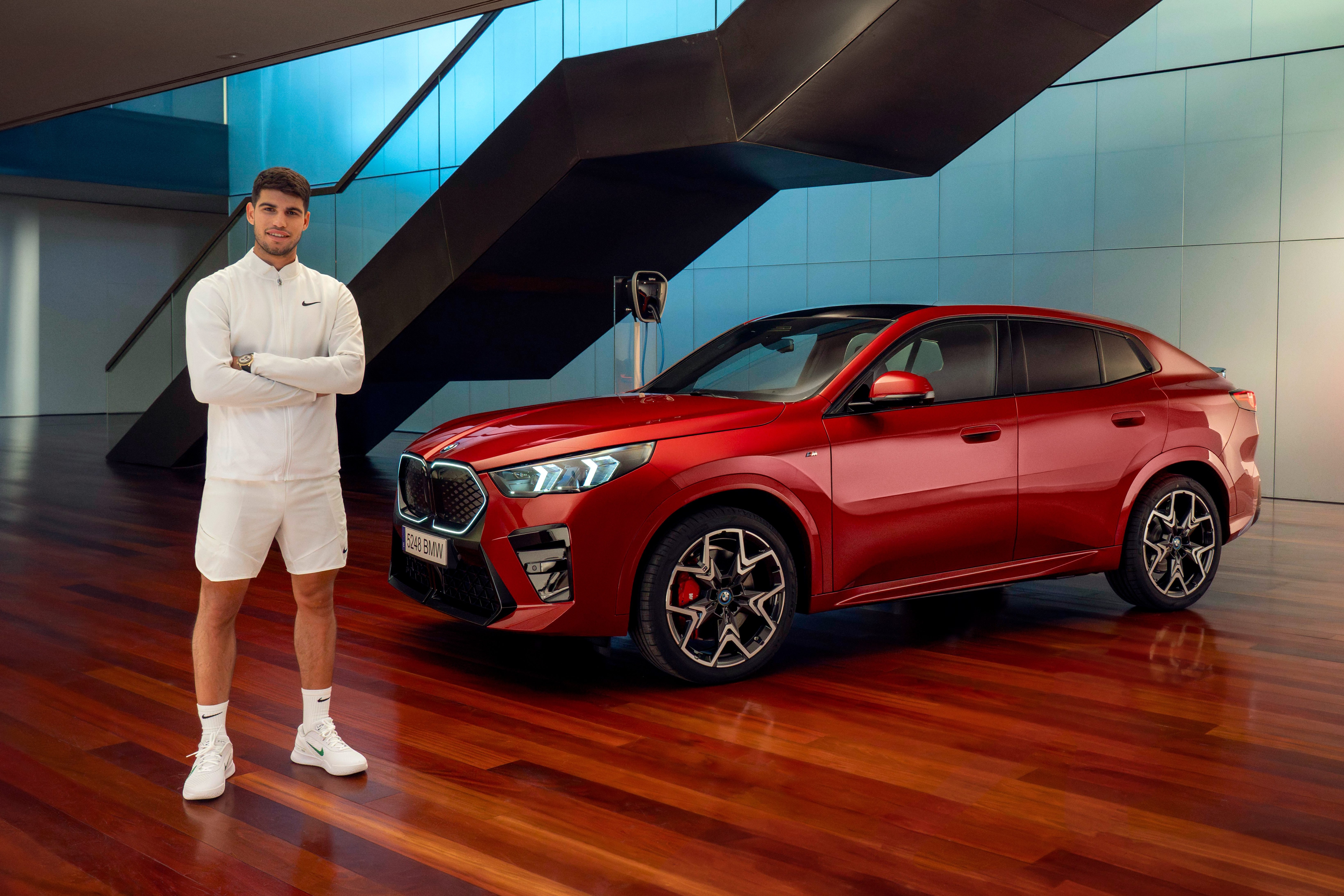 Carlos Alcaraz,  tay vot,  Australian Open,  Novak Djokovic,  bmw,  tennis,  quan vot anh 1