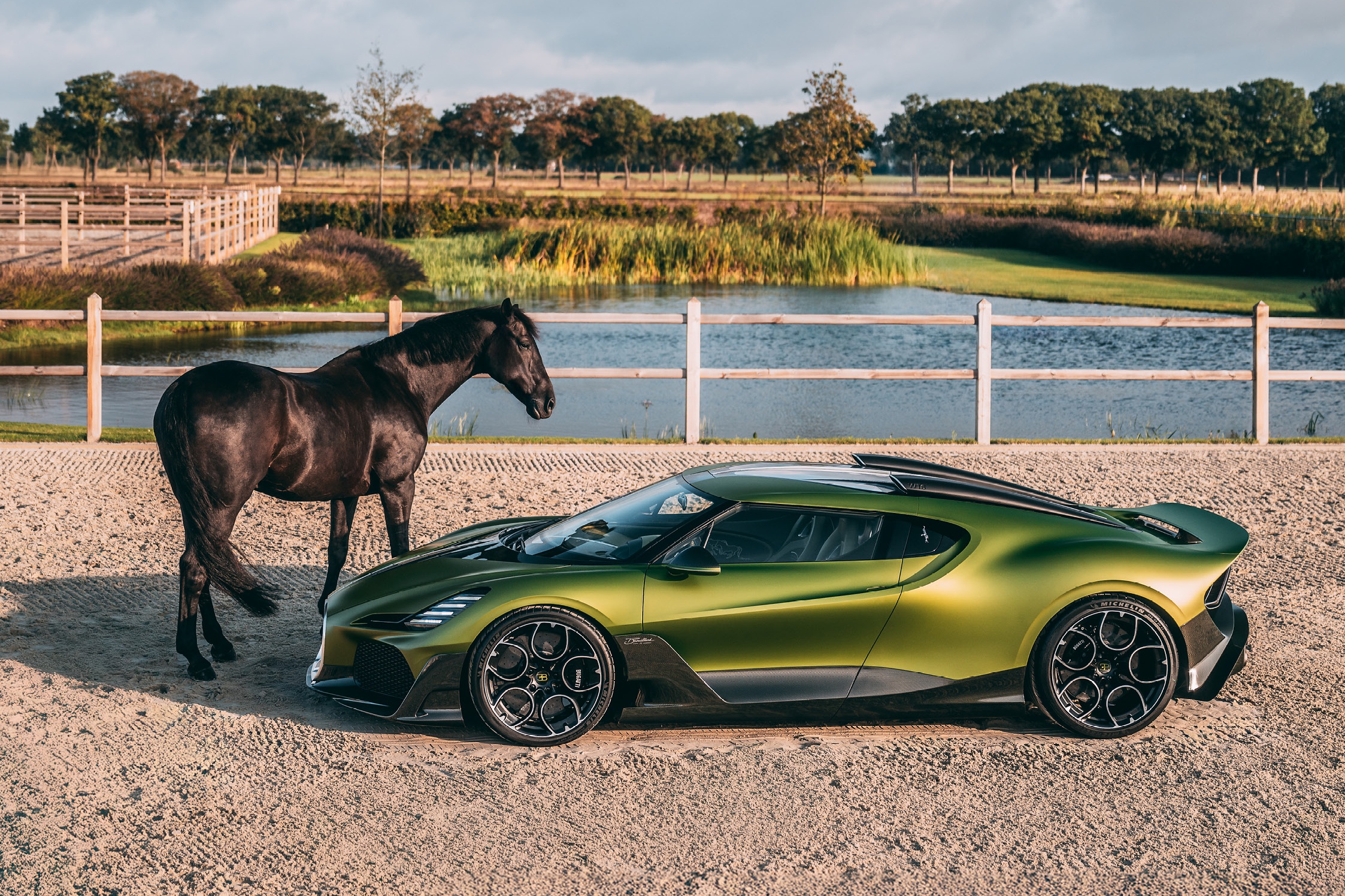 Nam Ngua ngam loat xe lay cam hung tu hinh tuong 'tuan ma' hinh anh