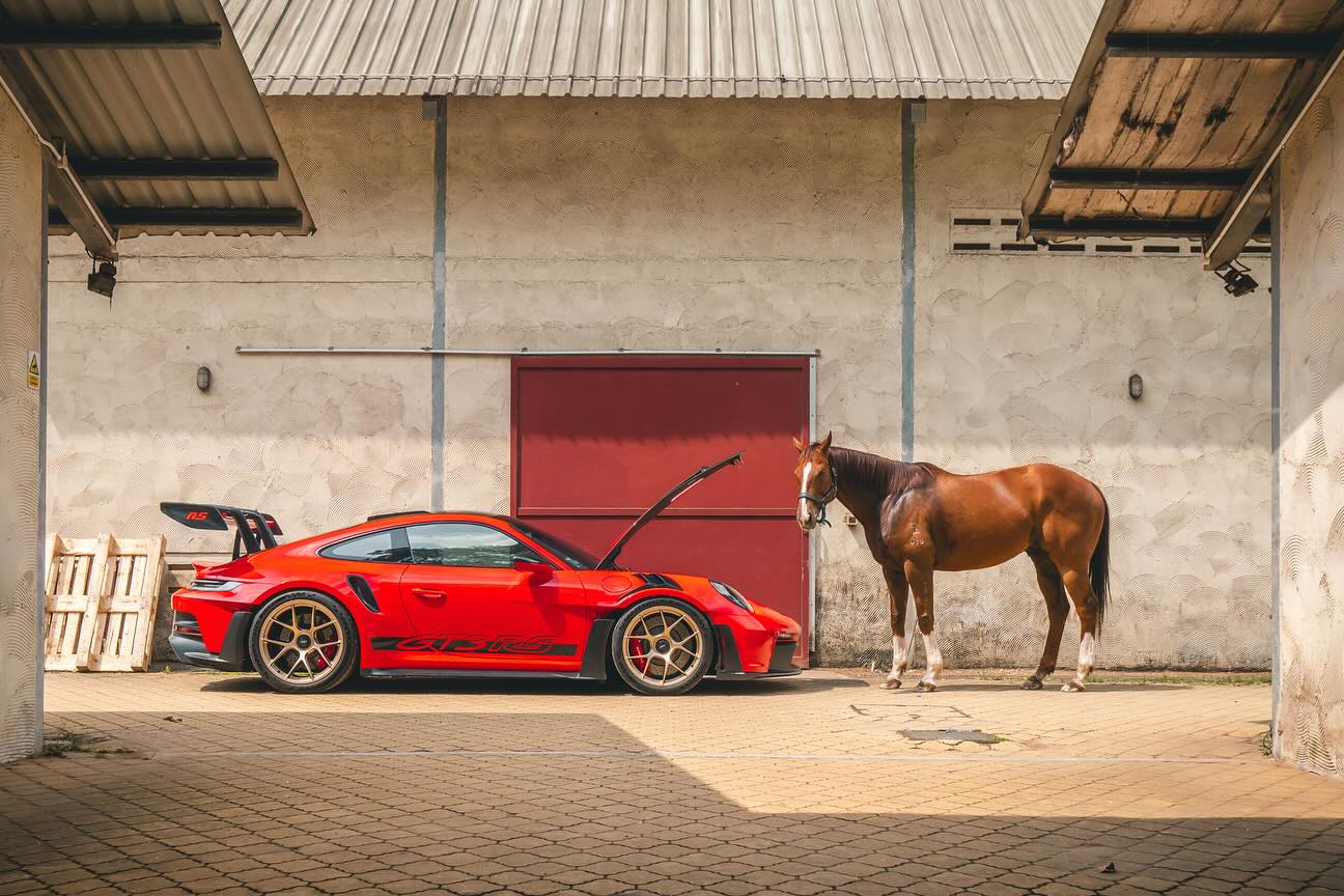 ngua,  xe,  sieu xe,  hypercar,  bugatti,  ferrari,  koenigsegg,  ford mustang,  ford bronco,  porsche,  rolls-royce,  bmw,  mini anh 1