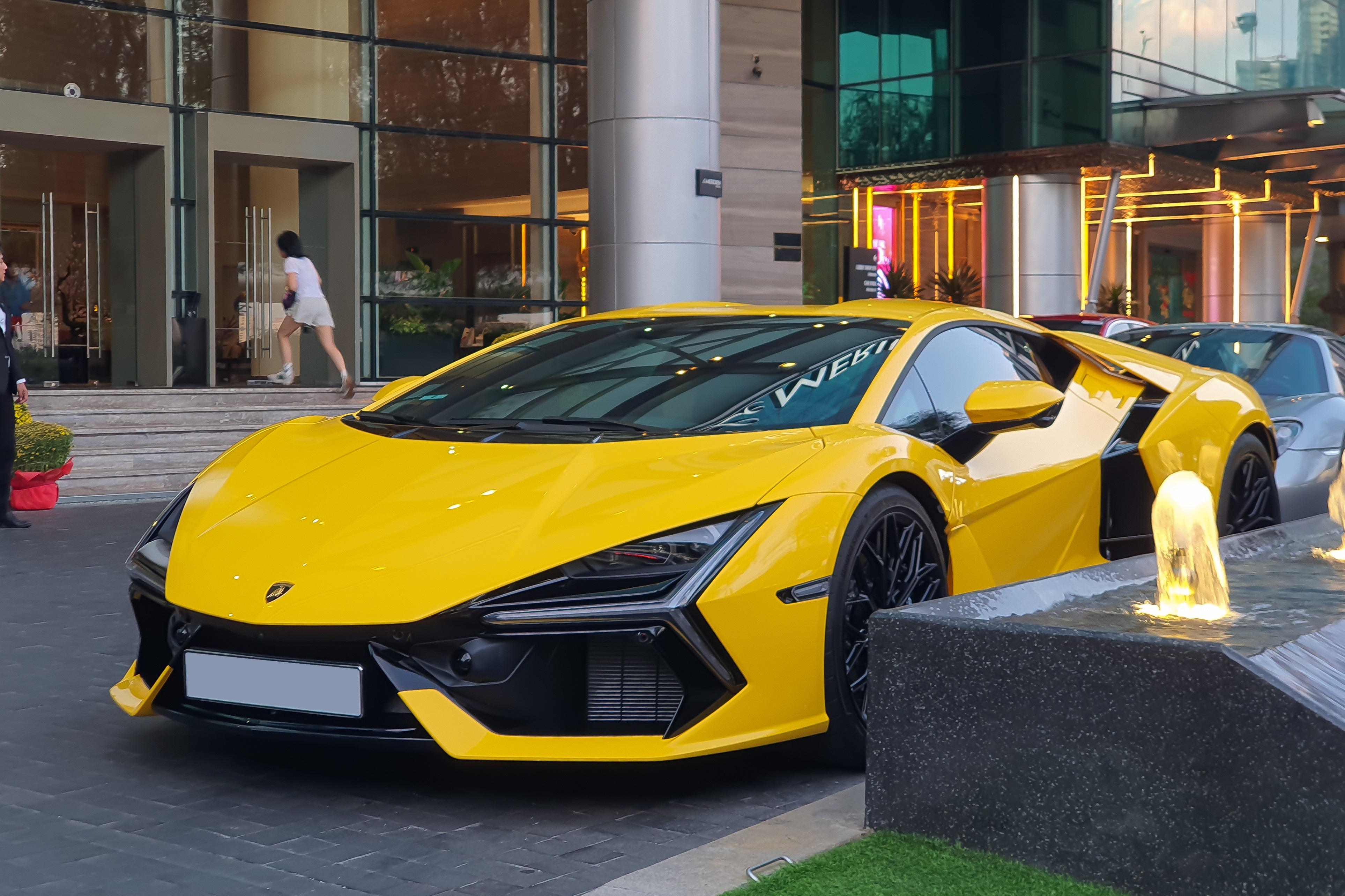 Sieu xe Lamborghini Revuelto doc nhat Viet Nam 'xuat hanh' hinh anh