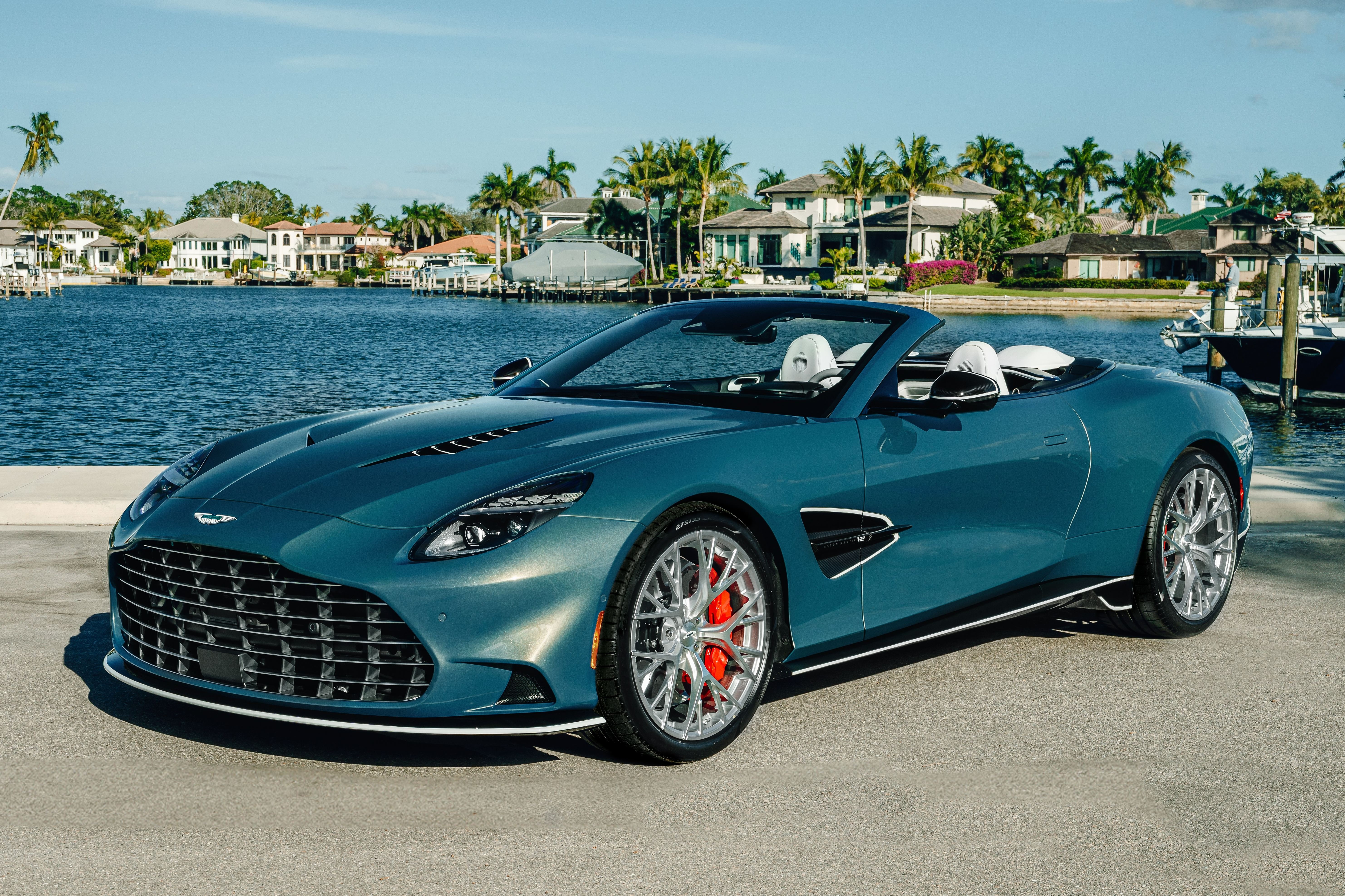Aston Martin Vanquish Volante Wave Edition doc ban gia 1,1 trieu USD hinh anh