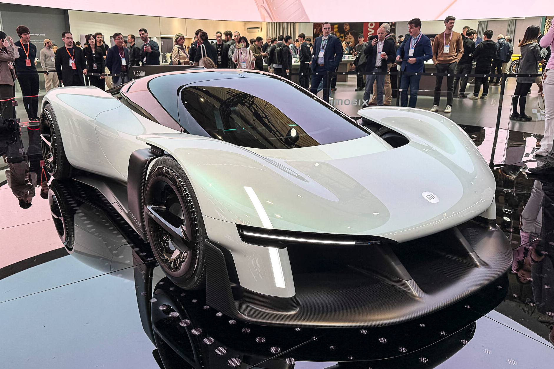 Anh thuc te sieu xe Xiaomi Vision Gran Turismo hon 1.900 ma luc hinh anh