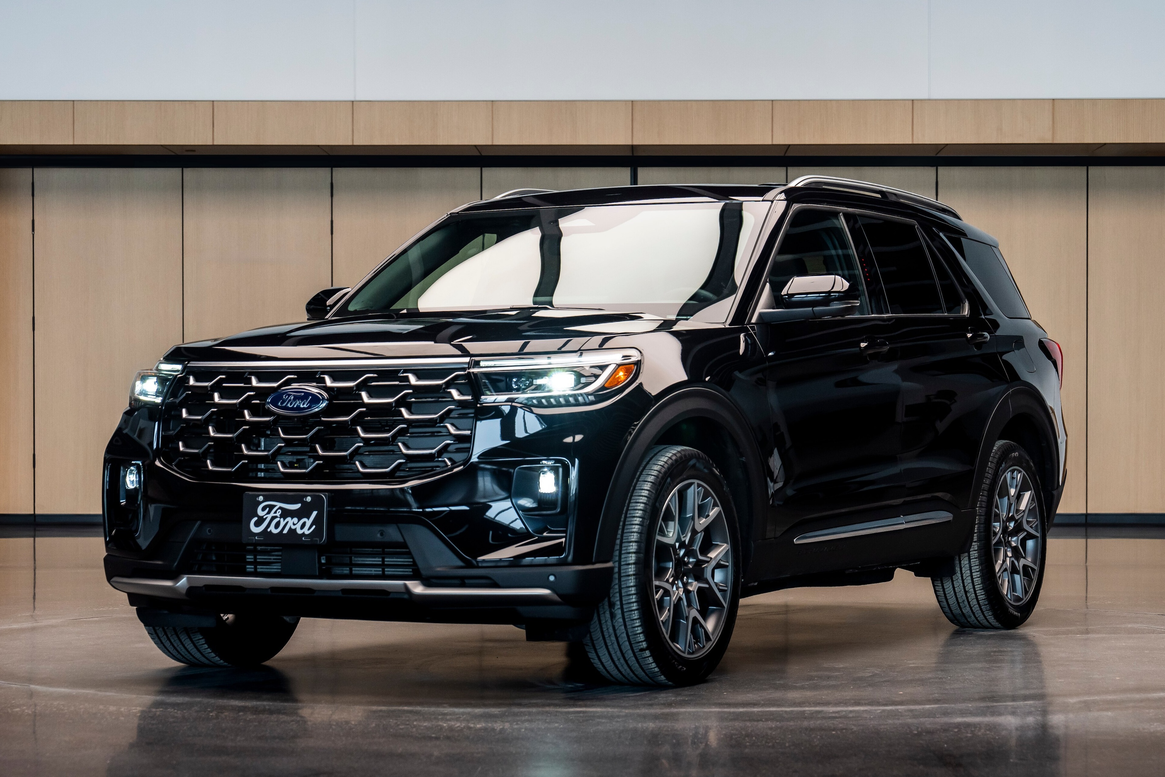 Chiec Ford Explorer doc ban tri an Giao hoang hinh anh