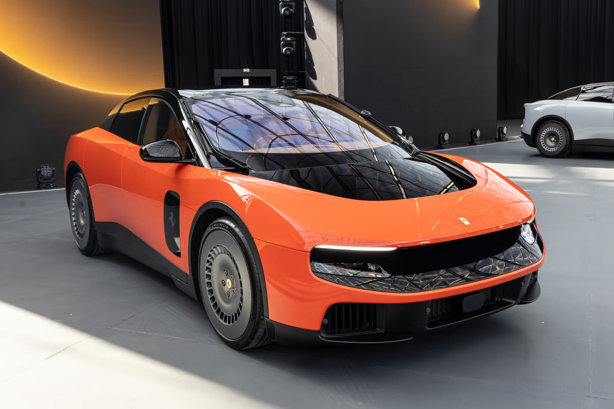 Chien luoc dien hoa day mao hiem voi Ferrari Luce? hinh anh