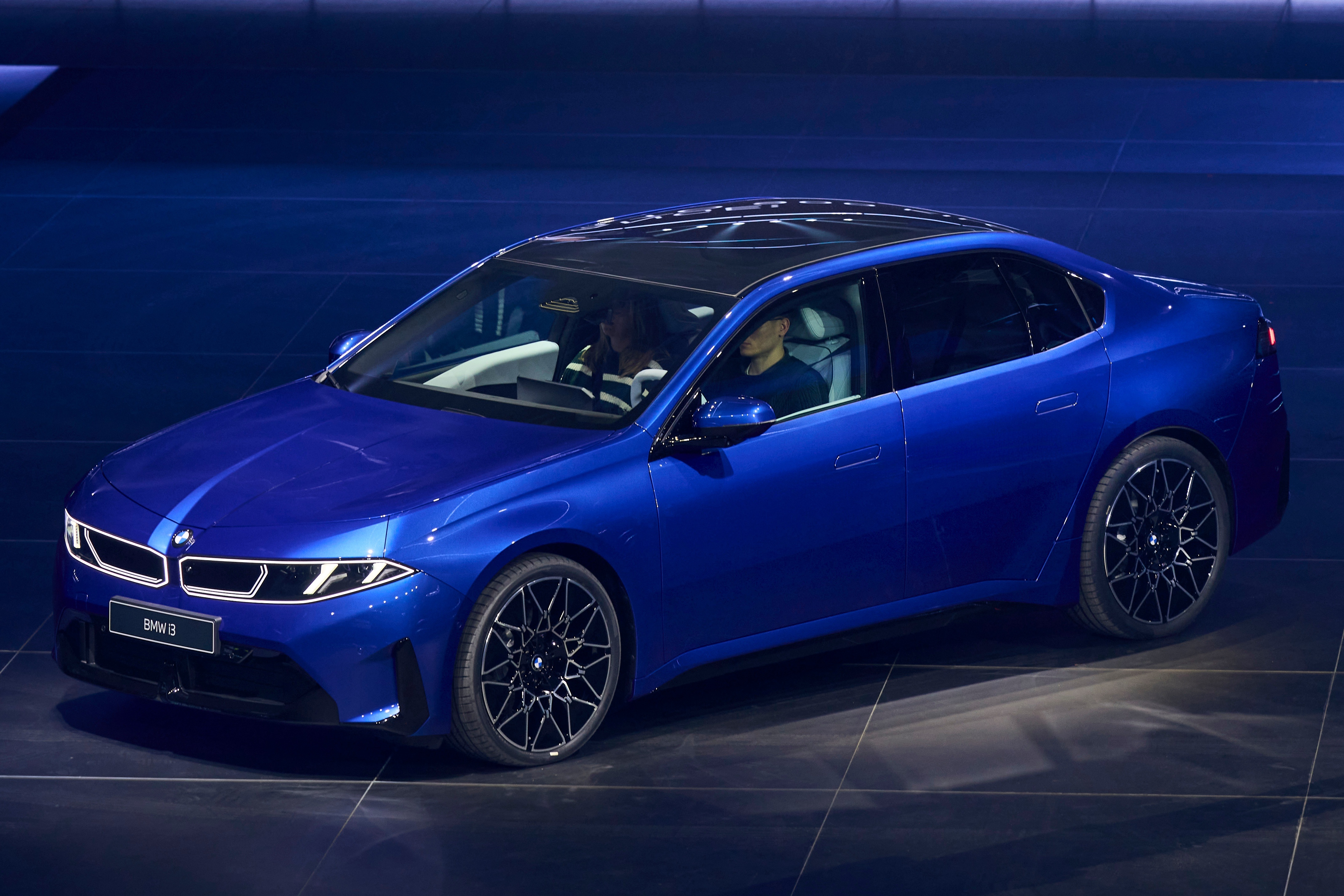 Chi tiet sedan thuan dien BMW i3 50 xDrive vua ra mat hinh anh