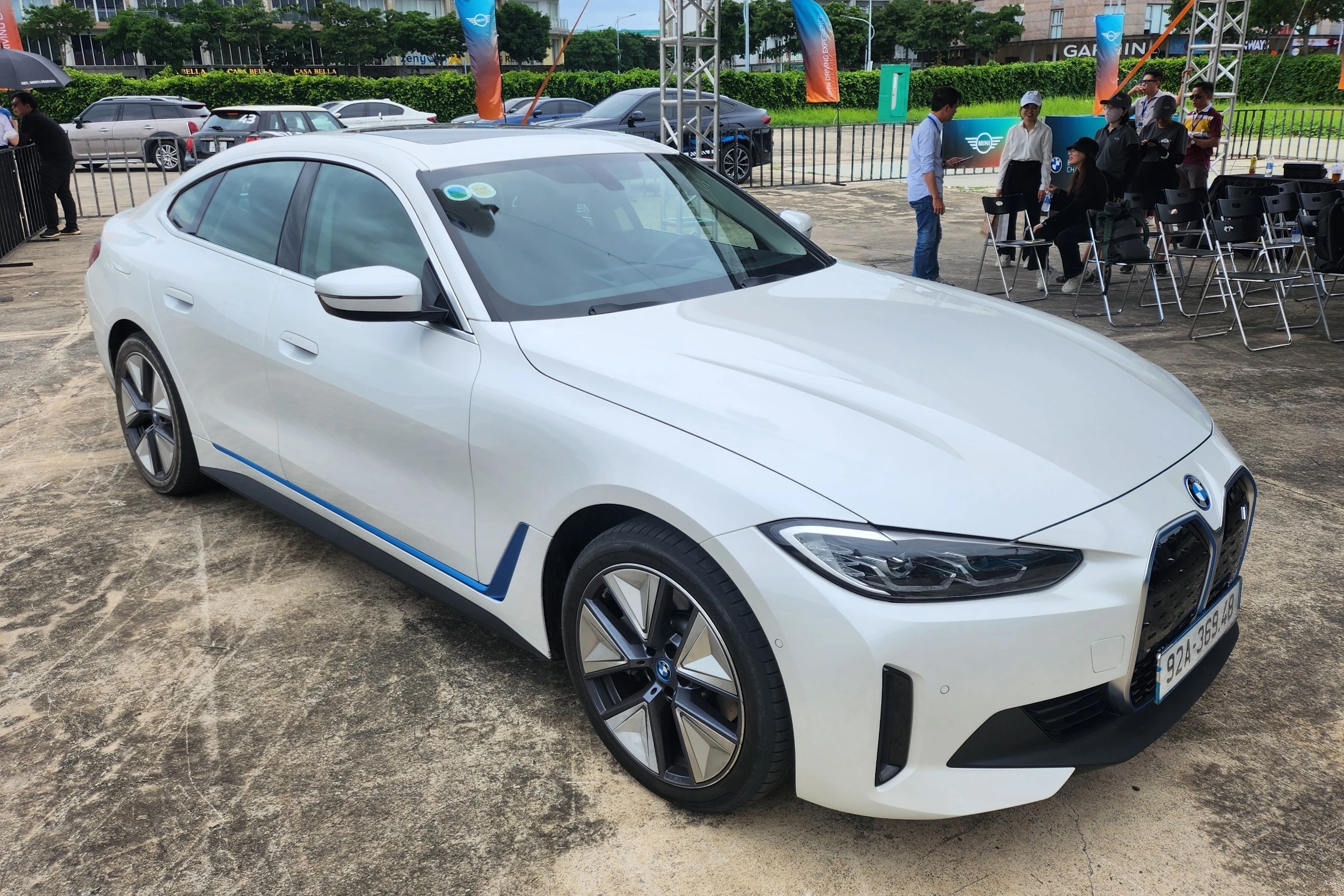 bmw i4,  bmw i3,  i4,  i3,  xe dien,  ev,  dung san xuat,  bmw anh 3