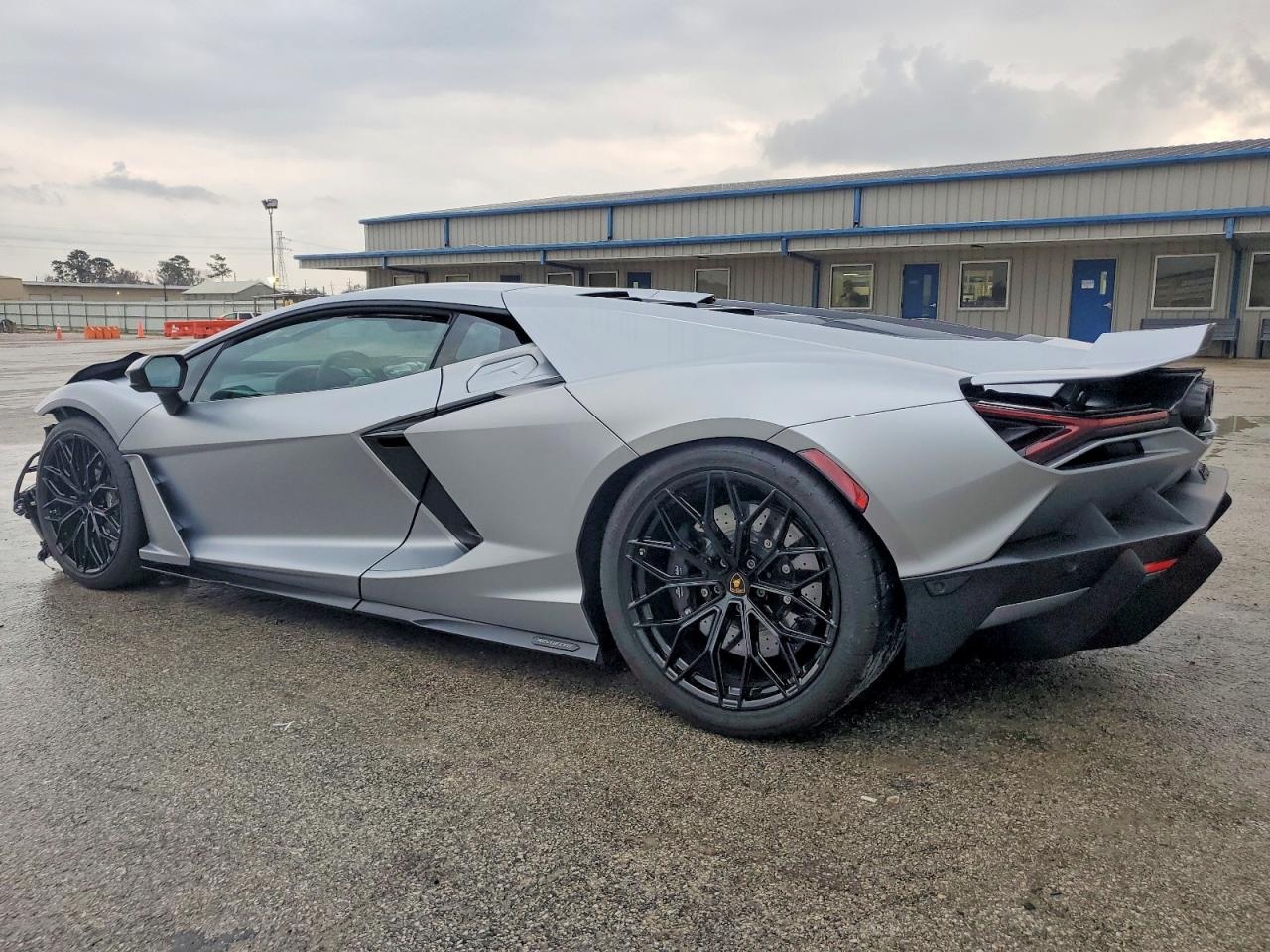 lamborghini,  revuelto,  lamborghini revuelto,  sieu xe,  tai nan,  dau gia anh 2